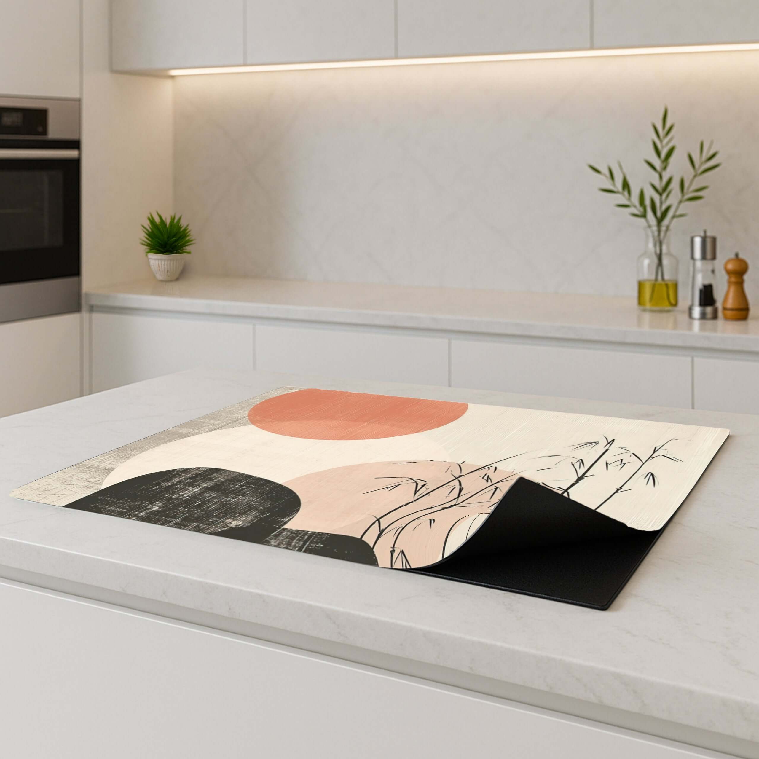 Zen Balance inductie beschermer met minimalistisch design en elegante kleuren op een moderne keukenaanrecht.