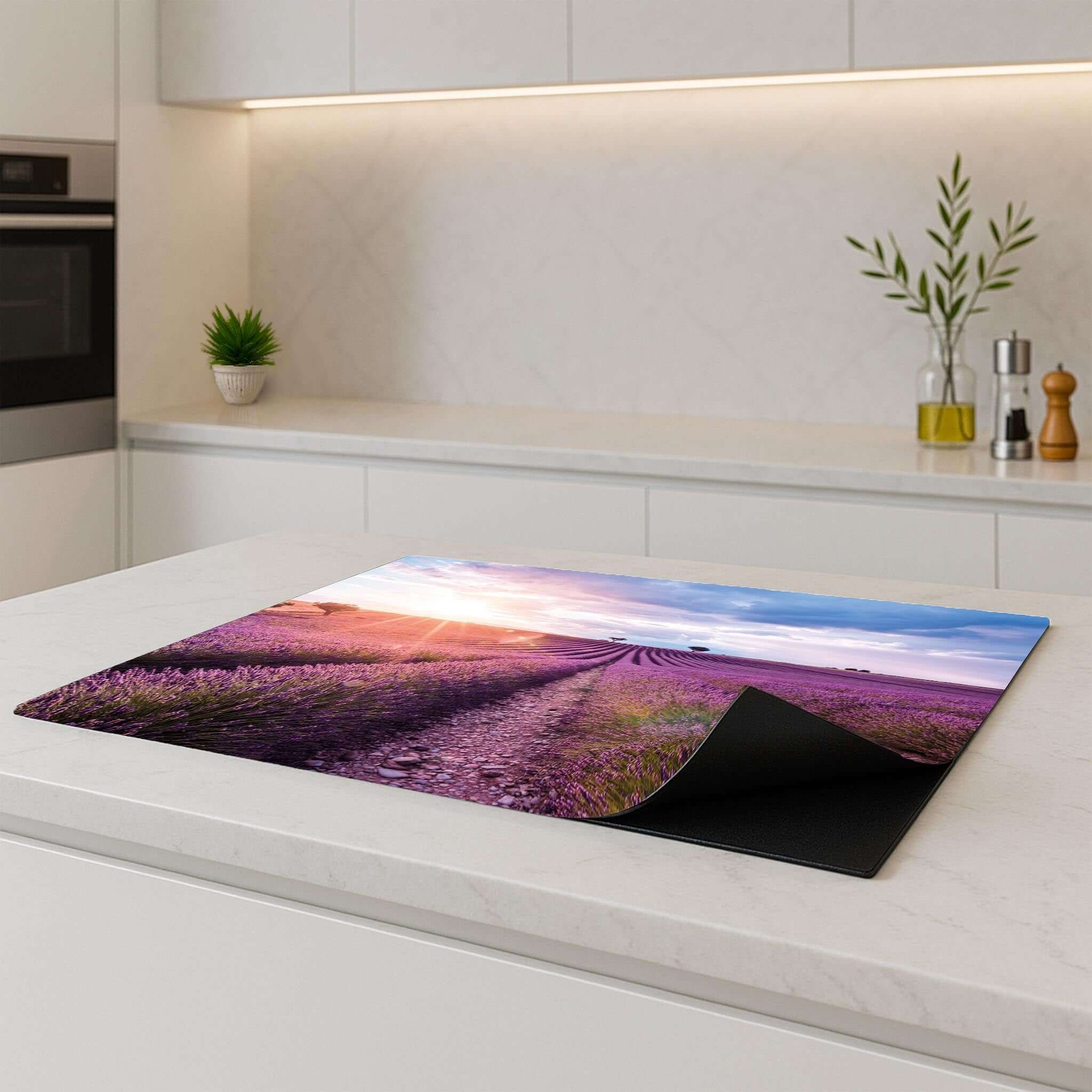 Inductiebeschermer Lavender Horizon op keukenblad met serene uitstraling
