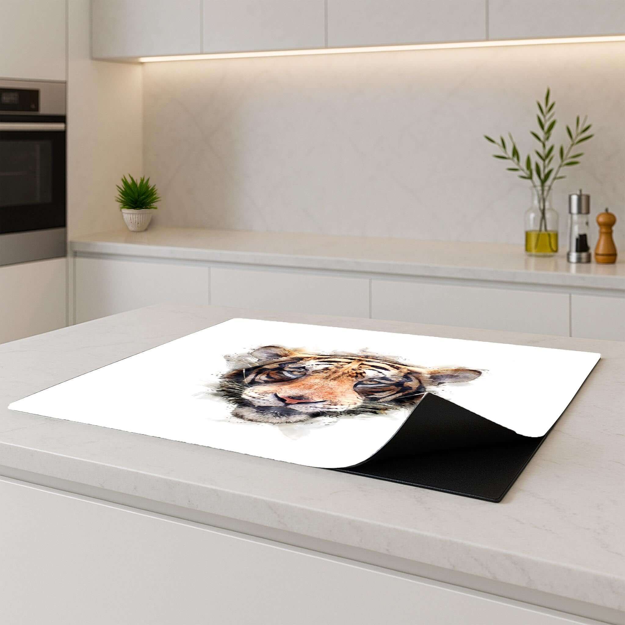 Inductie beschermer met tijger aquarel design op een keukenblad in een moderne keuken