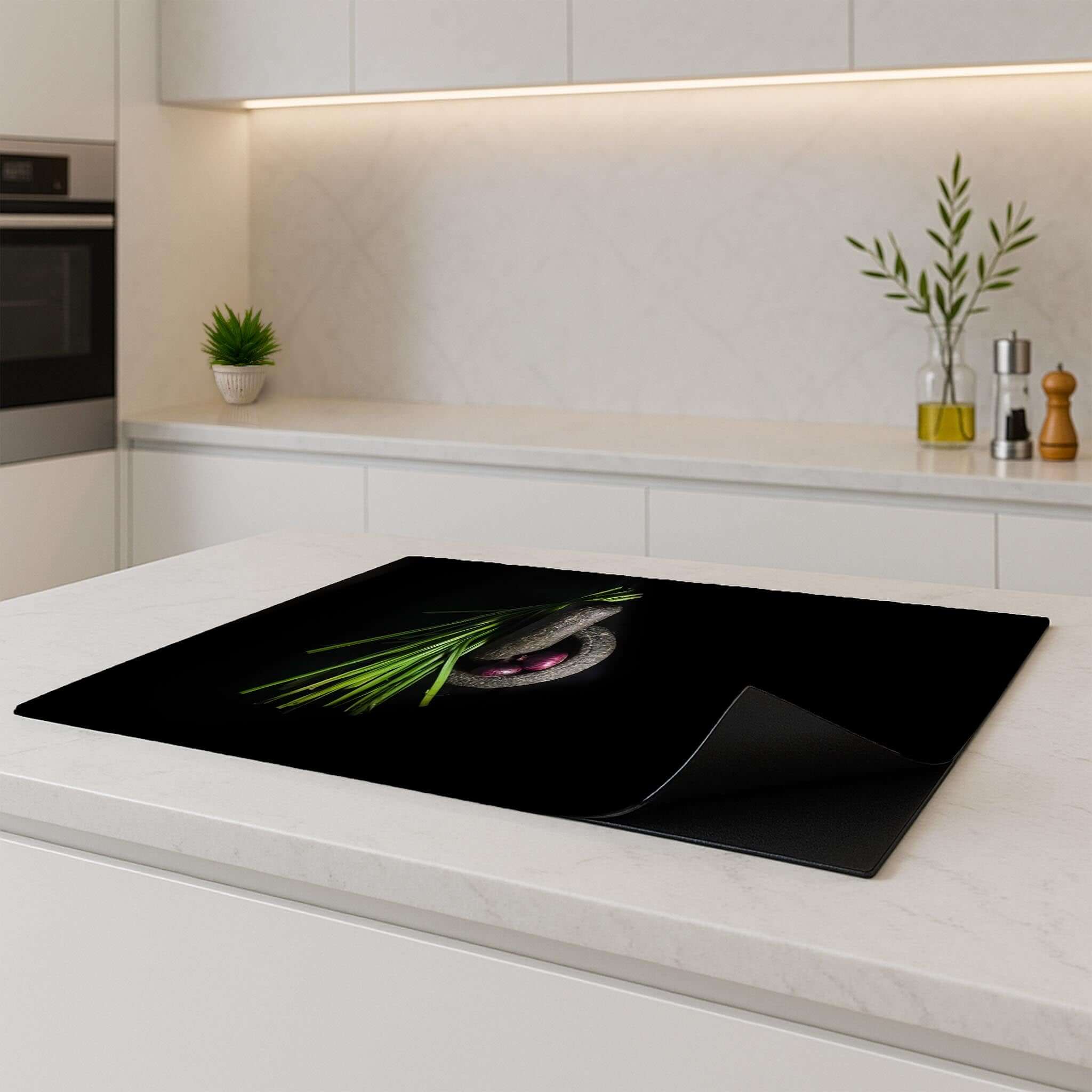 Midnight Herb Inductie Beschermer op een moderne keukenblad, biedt stijl en bescherming.