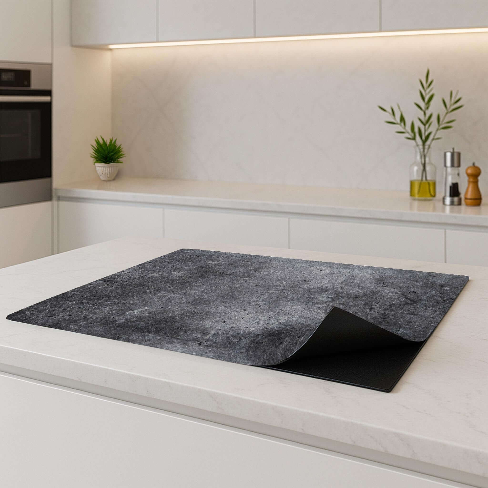 Midnight Concrete inductiebeschermer op aanrecht