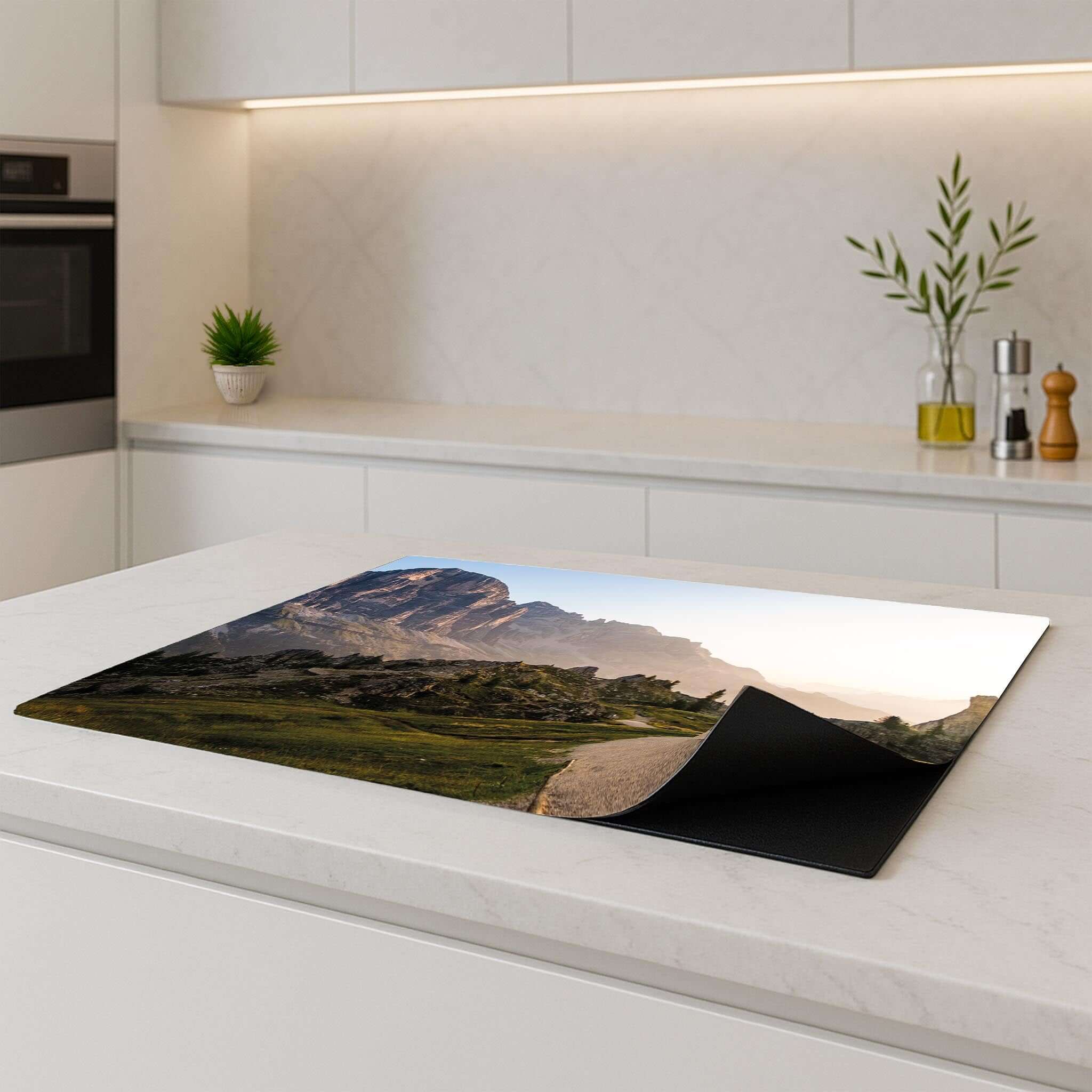Inductie beschermer Morning Trails met bergpad op keukenblad