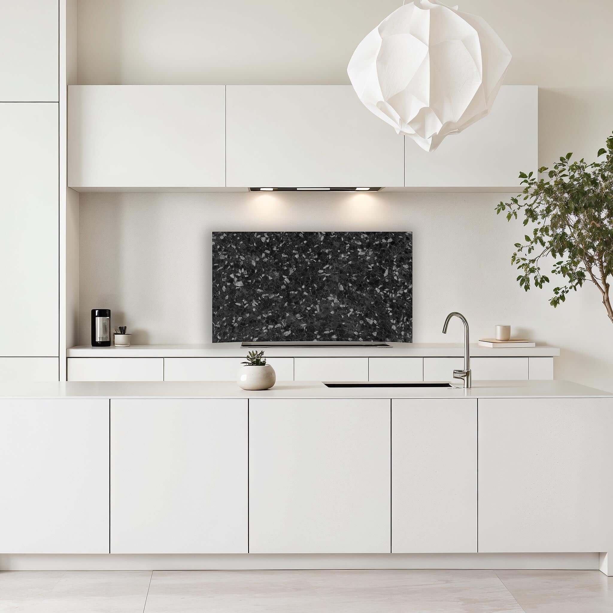 Luxe witte keuken met Obsidian Granite spatwand van Aluminium Dibond met donkere granietstructuur