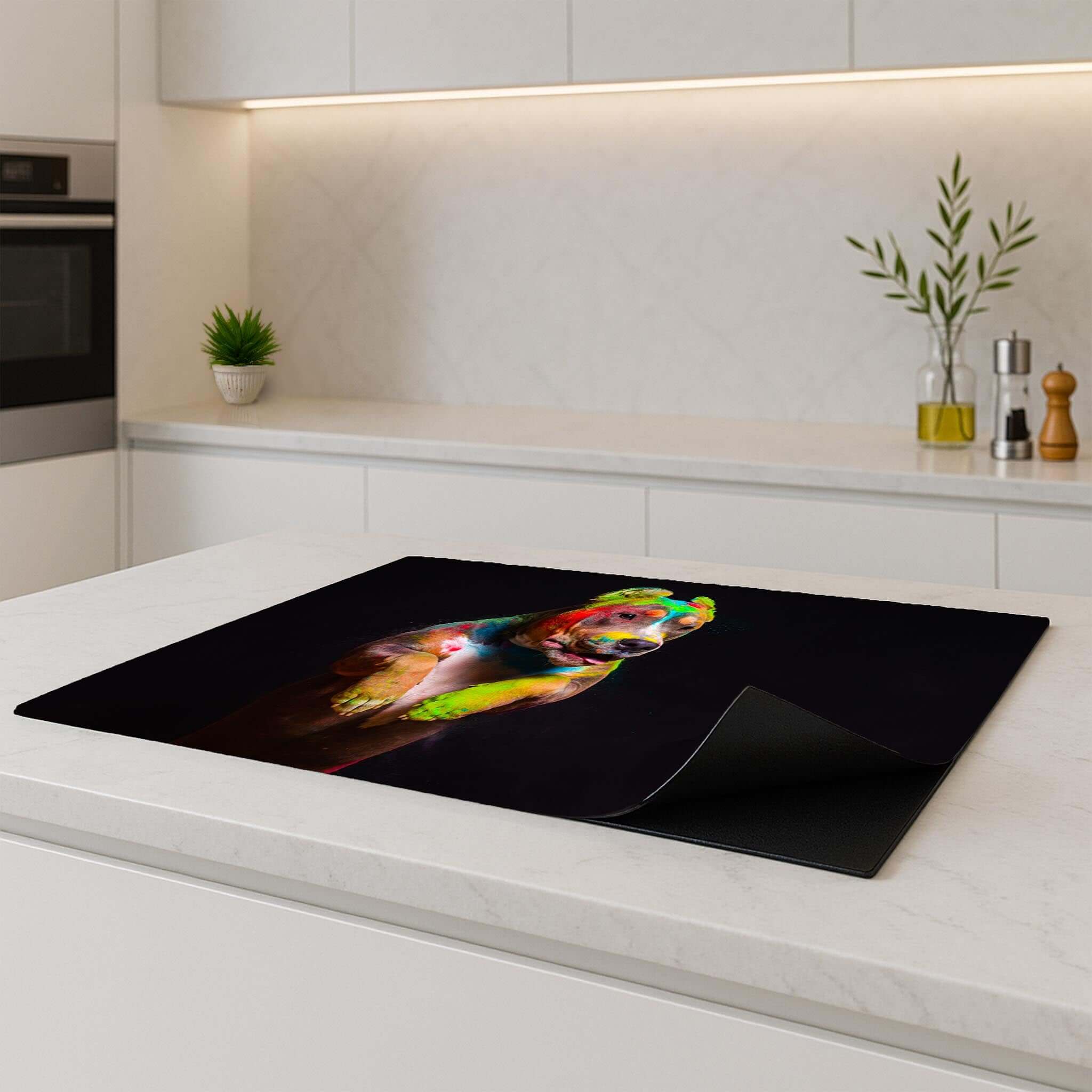 Paint Paws Inductie Beschermer op keukentafel, kleurrijk design voor bescherming en stijl.