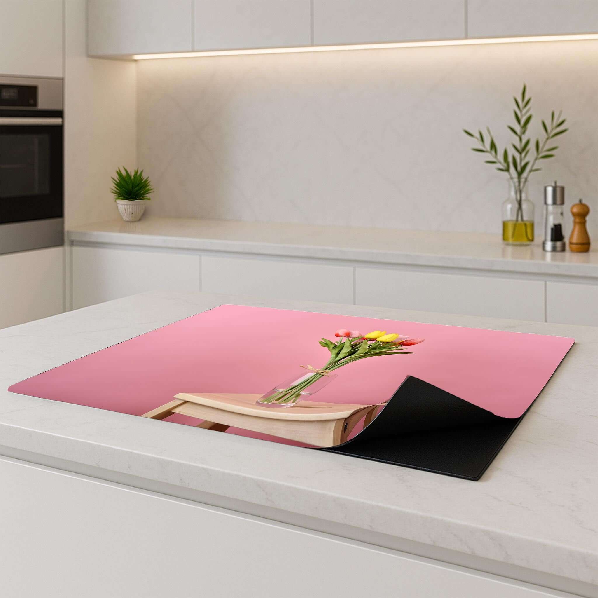Pastel Spring Inductie Beschermer in de keuken met een mooie bloempot op een roze achtergrond.