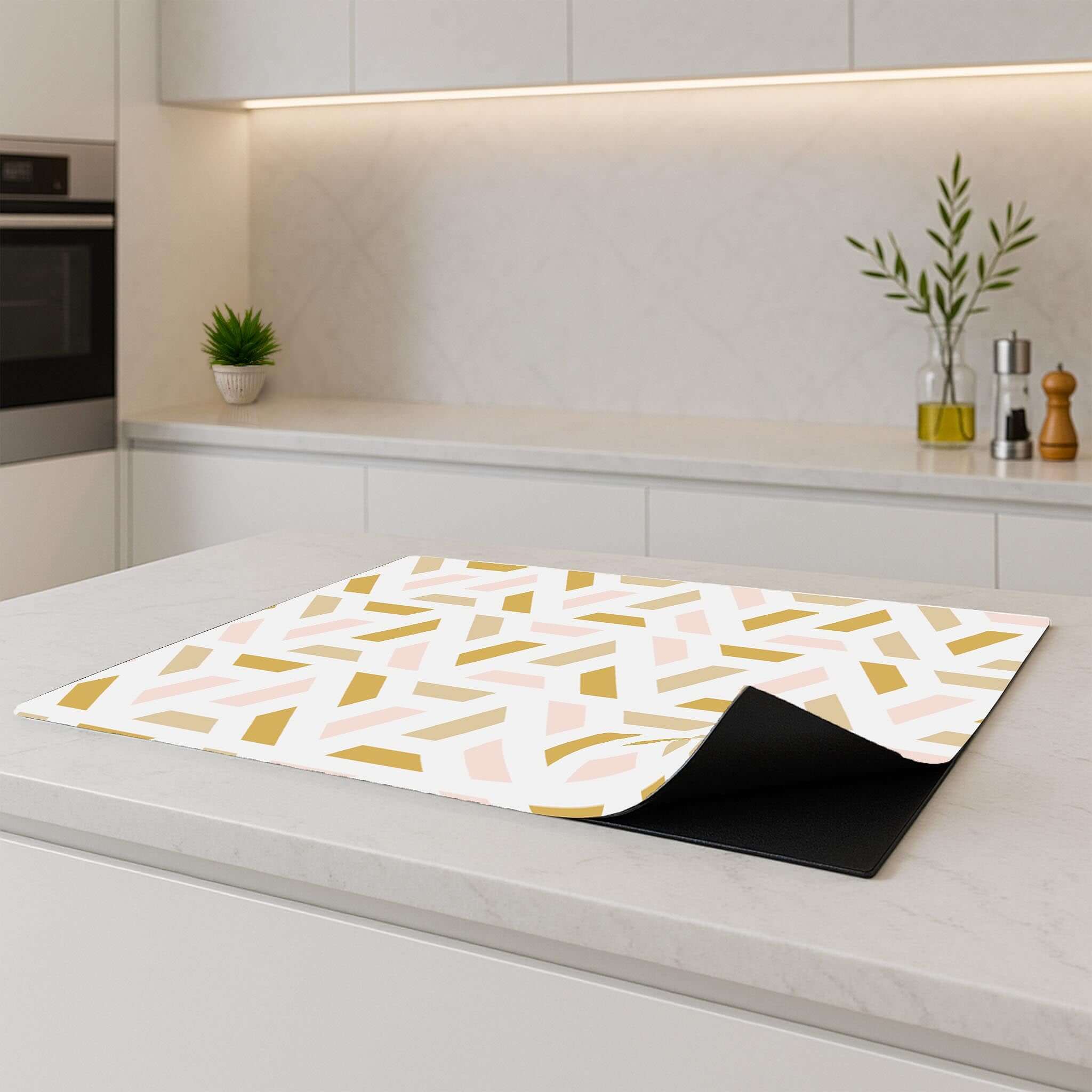 Pastel Harmony inductie beschermer geplaatst op een modern keukenblad – zijkant