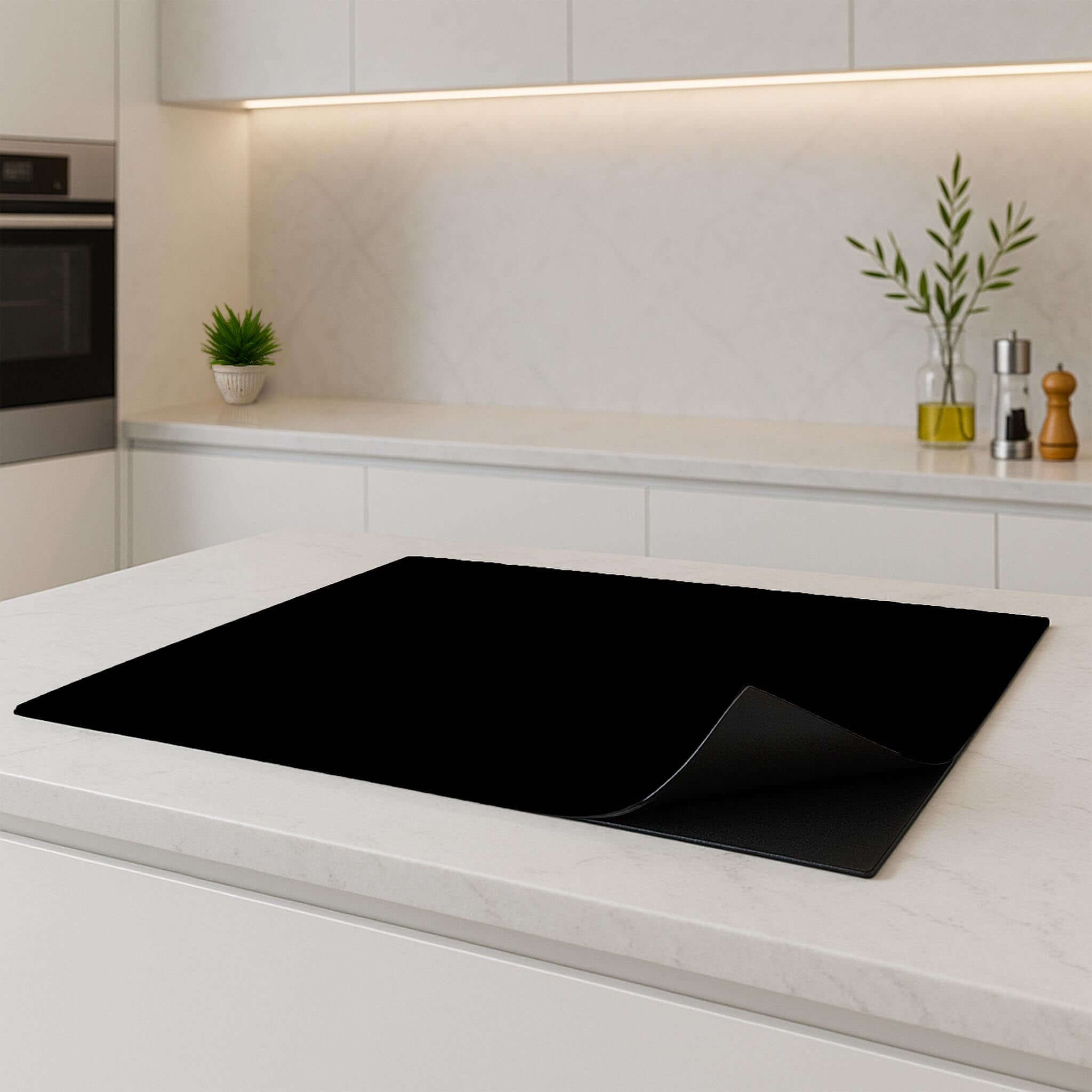 Inductiebeschermer Pure Black op een modern keukenaanrecht