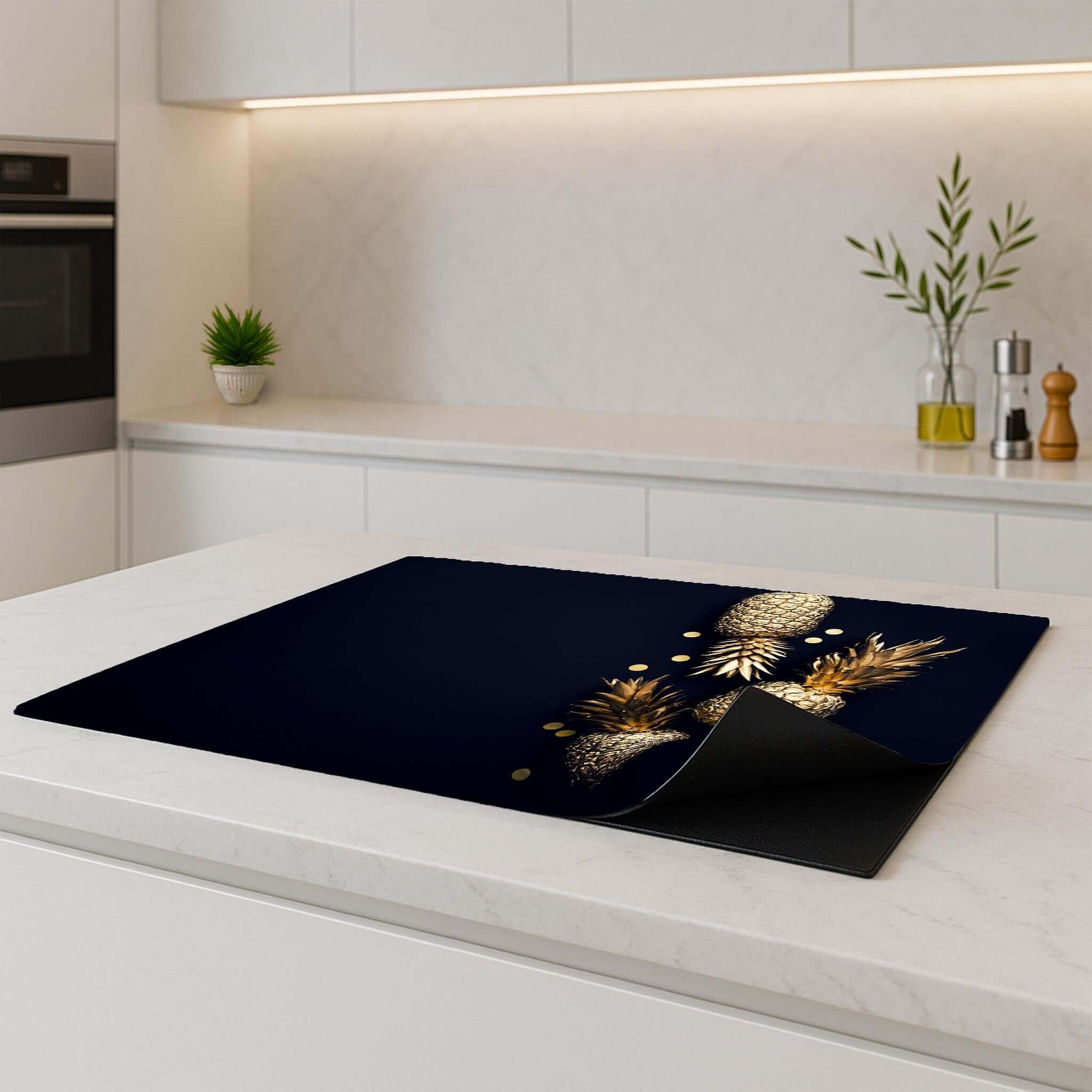 Royal Tropic Inductie Beschermer met elegant ontwerp en bescherming voor kookplaat tegen krassen en morsen.