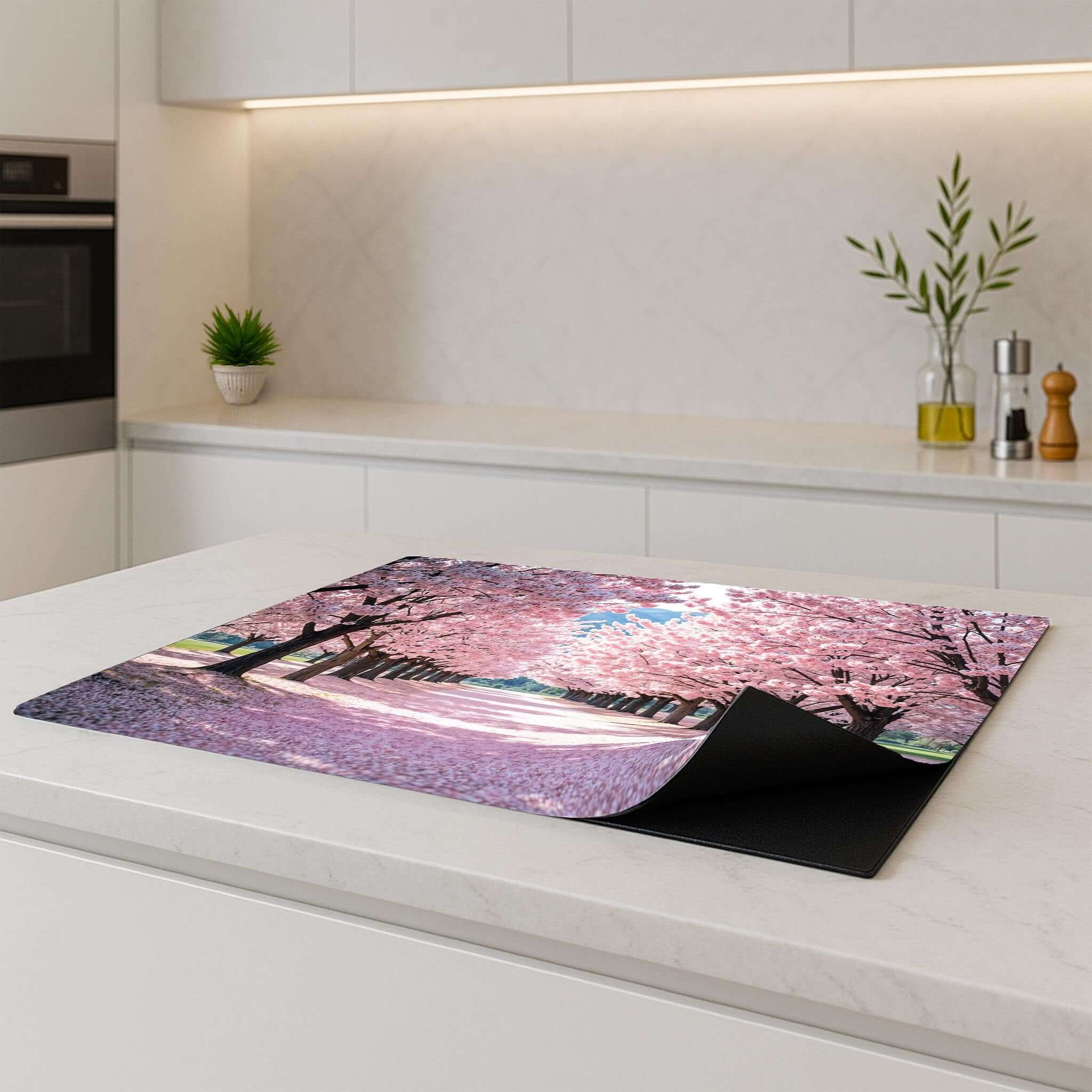 Sakura Bliss inductie beschermer geplaatst op modern keukenblad, zijkantweergave