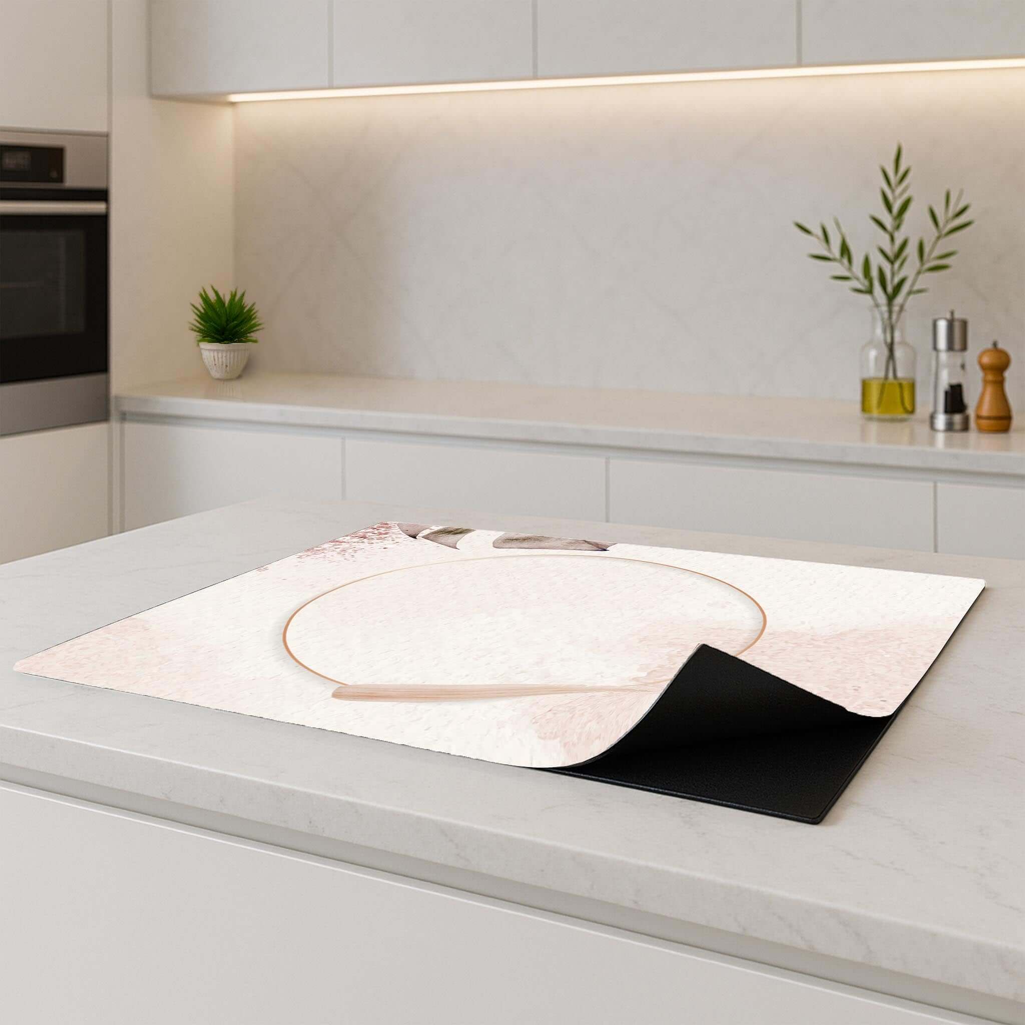 Soft Harmony inductie beschermer op een moderne keukenplaat, sfeerbeeld.