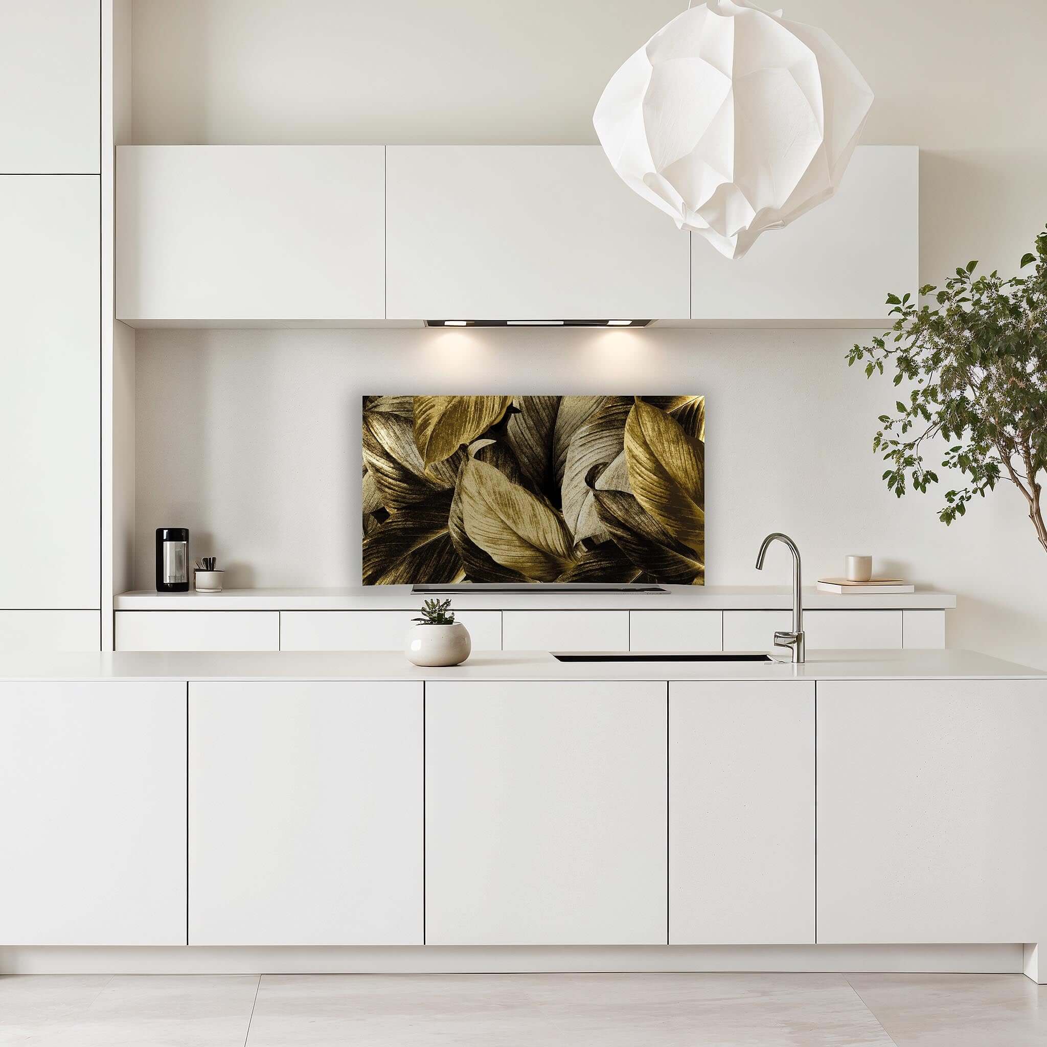 Modern wit keukendesign met Golden Leaves spatscherm als luxe wandbescherming.