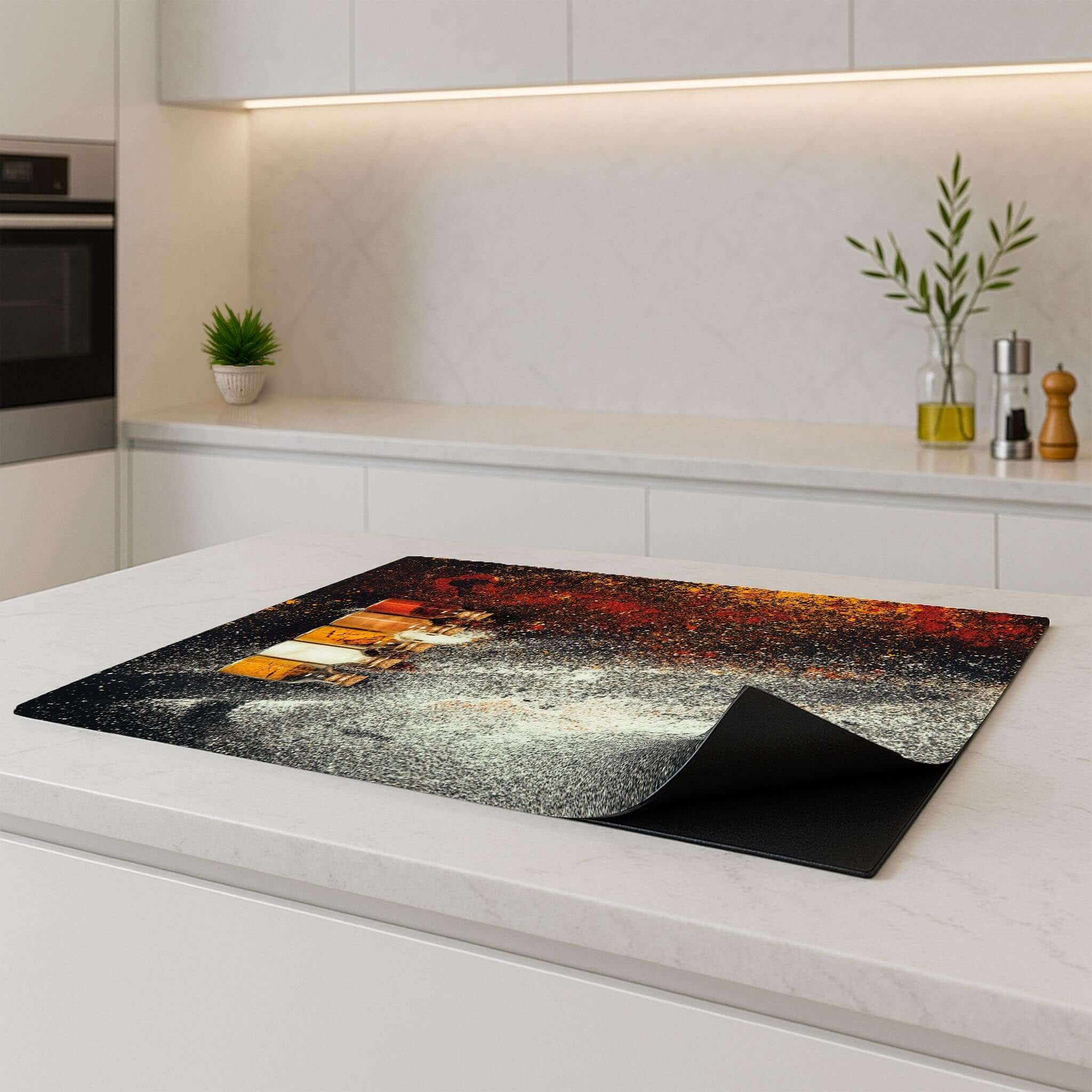 Inductiebeschermer met Spice Bottles design op aanrecht in moderne keuken
