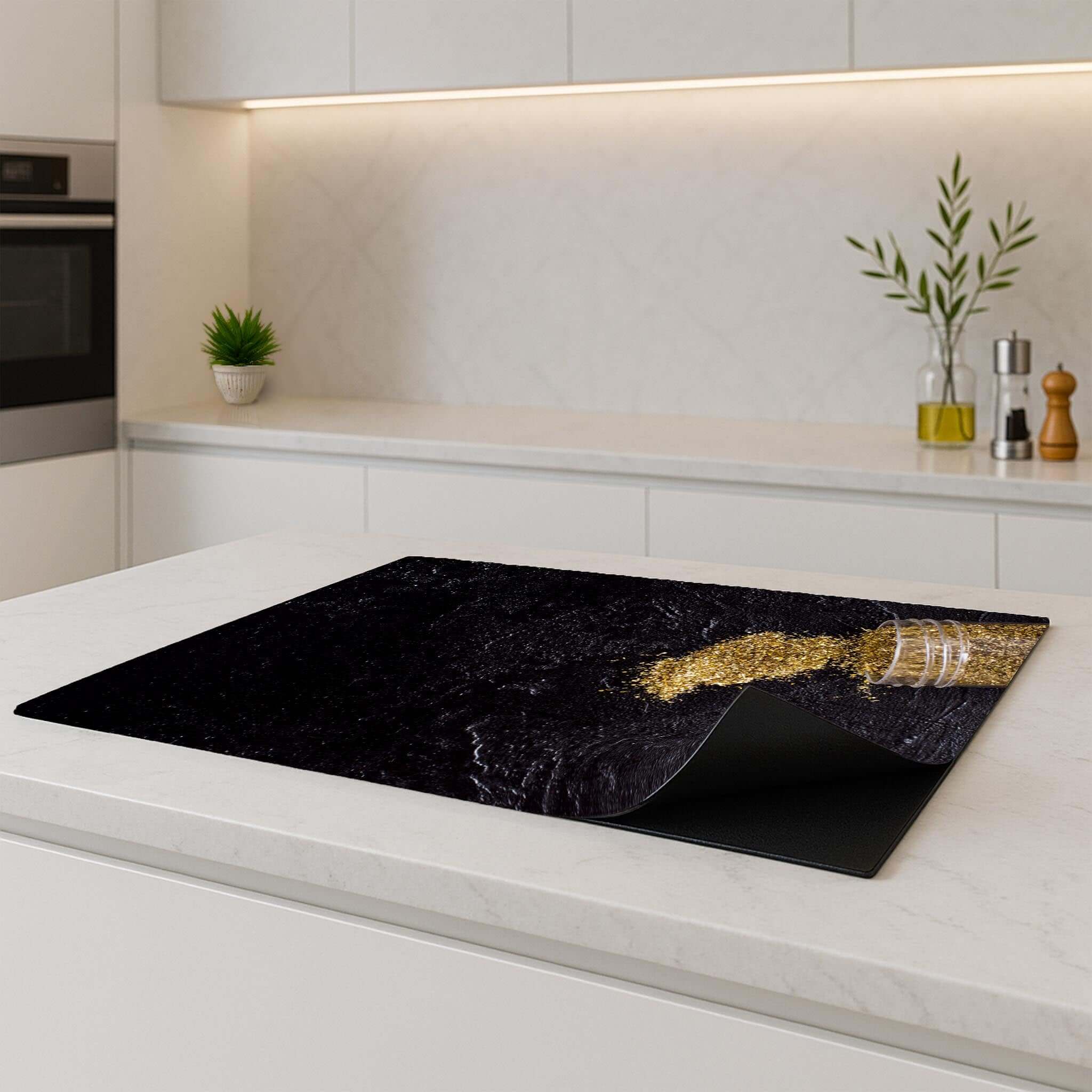 Spilled Gold Inductie Beschermer op een moderne keukentafel, beschermt inductieplaat met stijl.