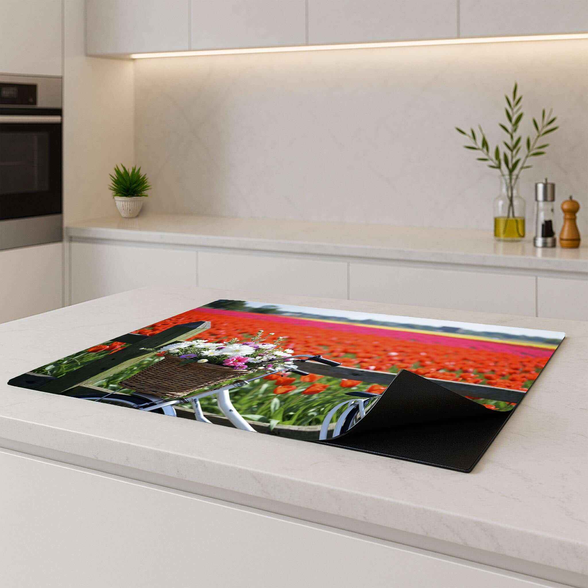 Moderne Inductie Beschermer met bloemen en tulpenprint voor een stijlvolle keuken.
