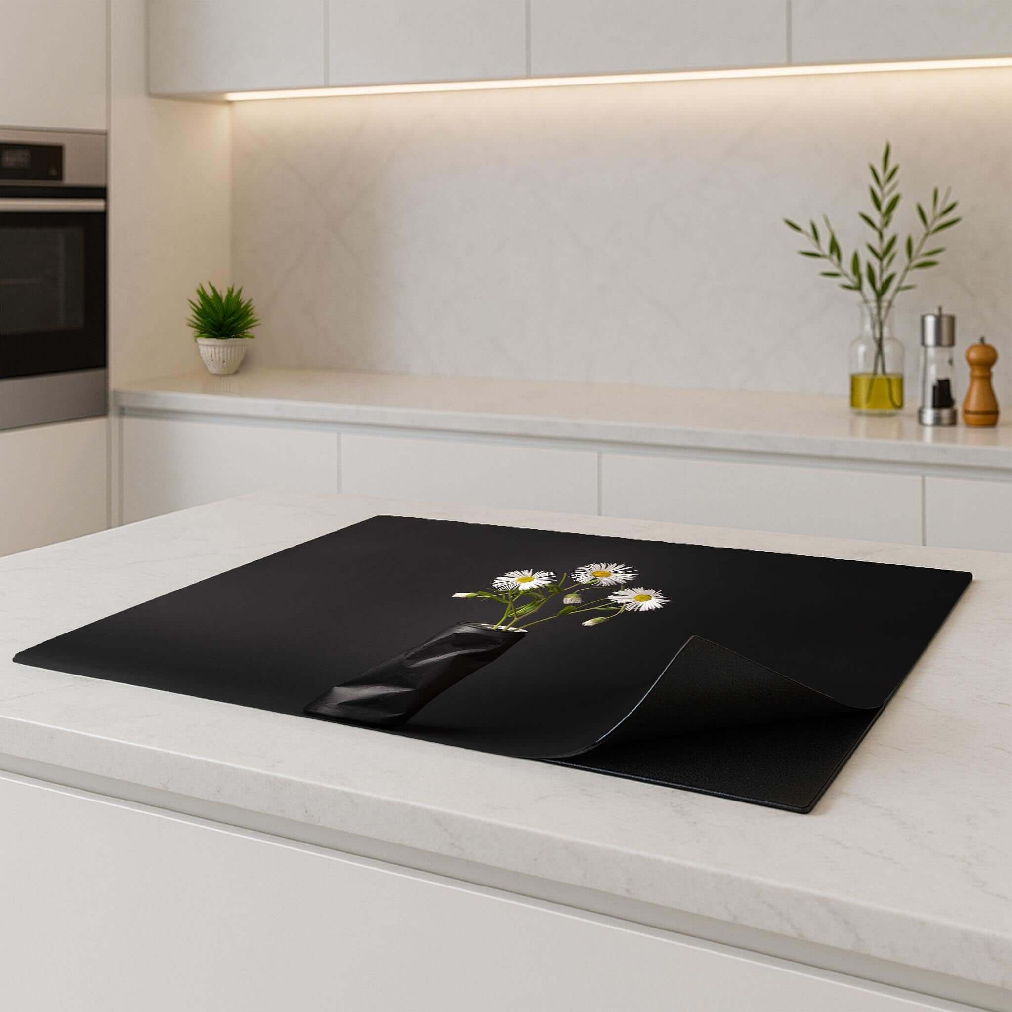 Urban Daisy inductie beschermer met bloemenprint op een moderne keukenblad, perfect voor bescherming.