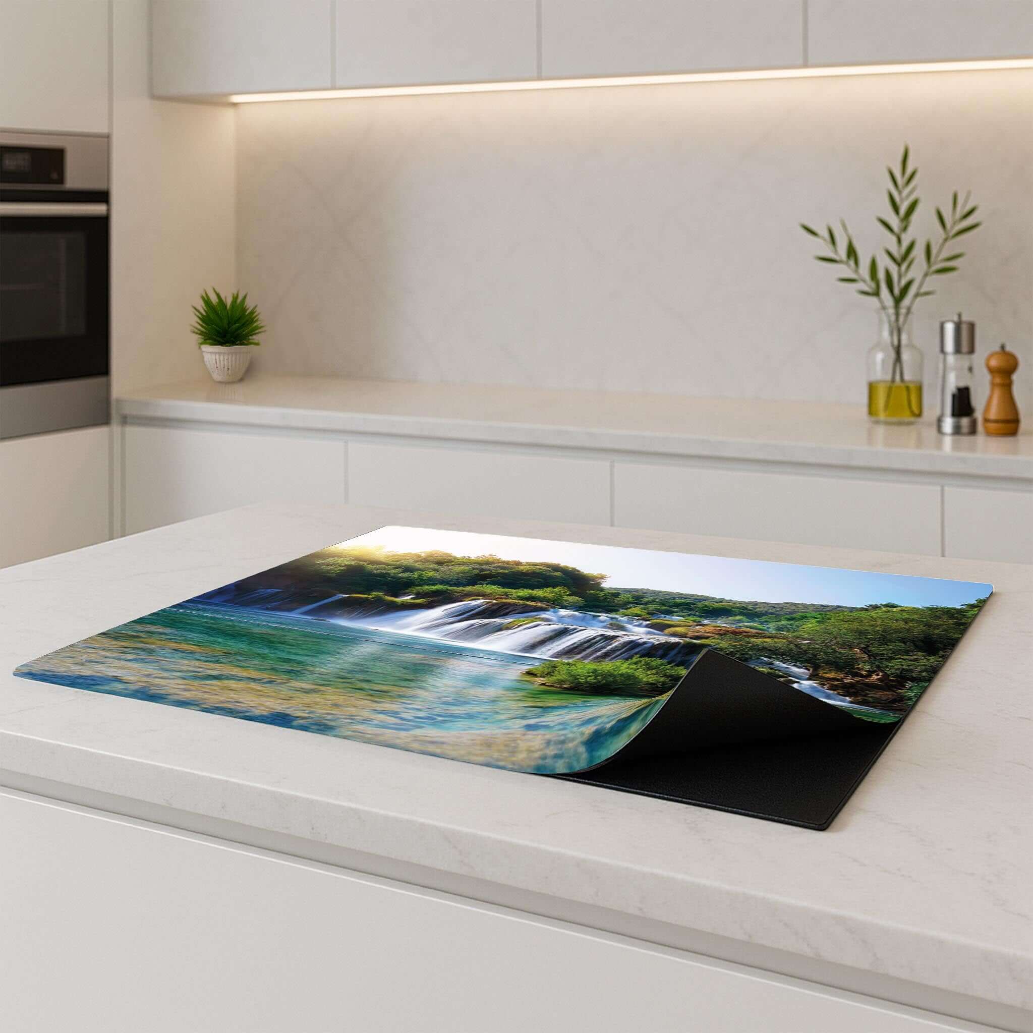 Inductie beschermer Whispering Falls geplaatst op keukenblad