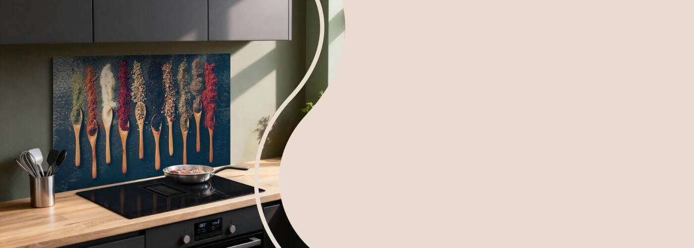 Moderne keuken met kruiden op houten lepels, inductiekookplaat en stijlvolle inrichting in Nederlands interieurontwerp.