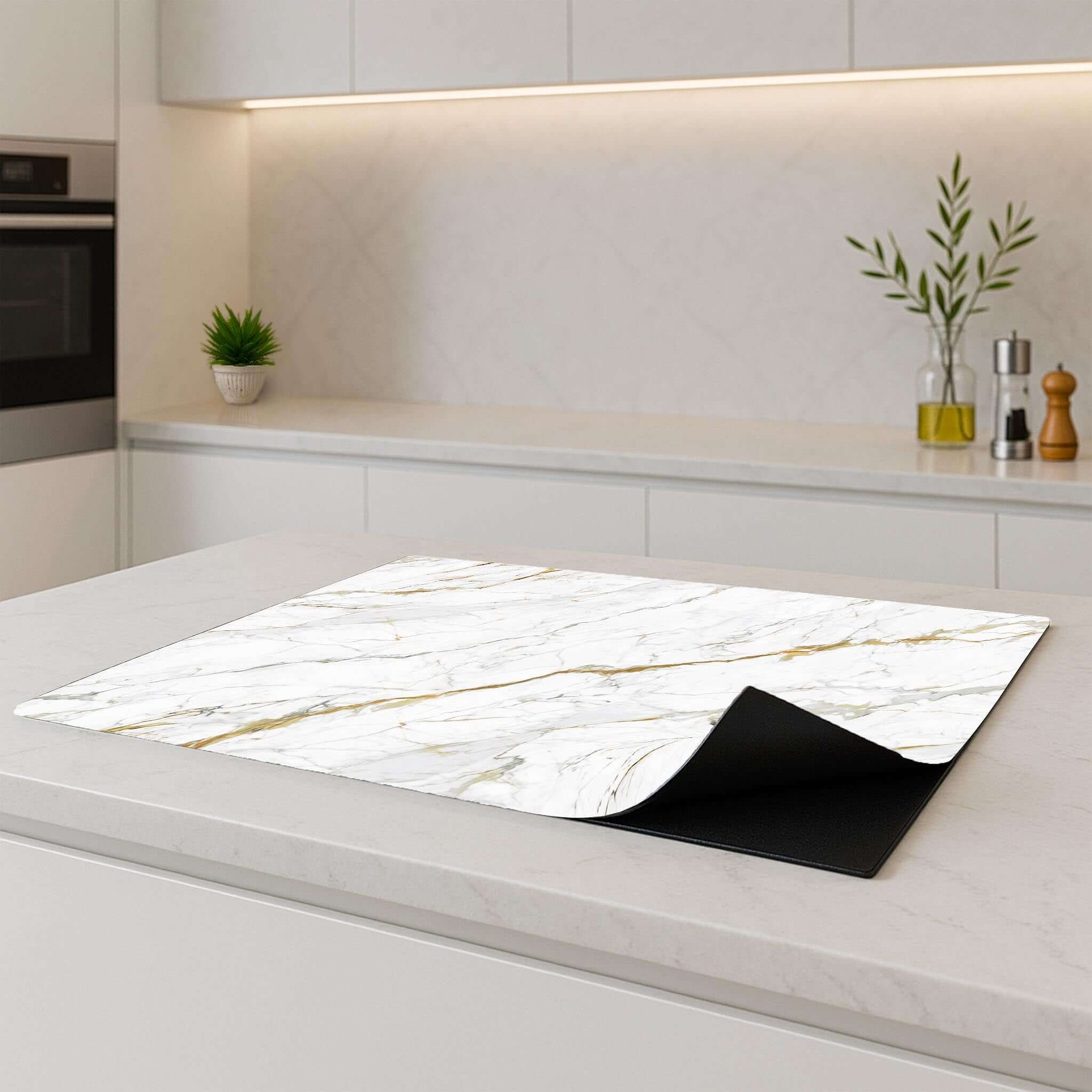 Inductie Beschermer met een marmeren print op een moderne keuken tafel.