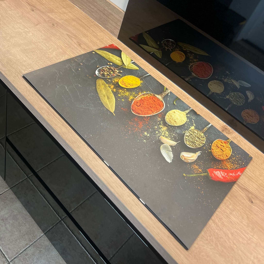 Waarom vinyl de beste keuze is voor een inductie beschermer met kleurrijke specerijen op een houten keukenblad.