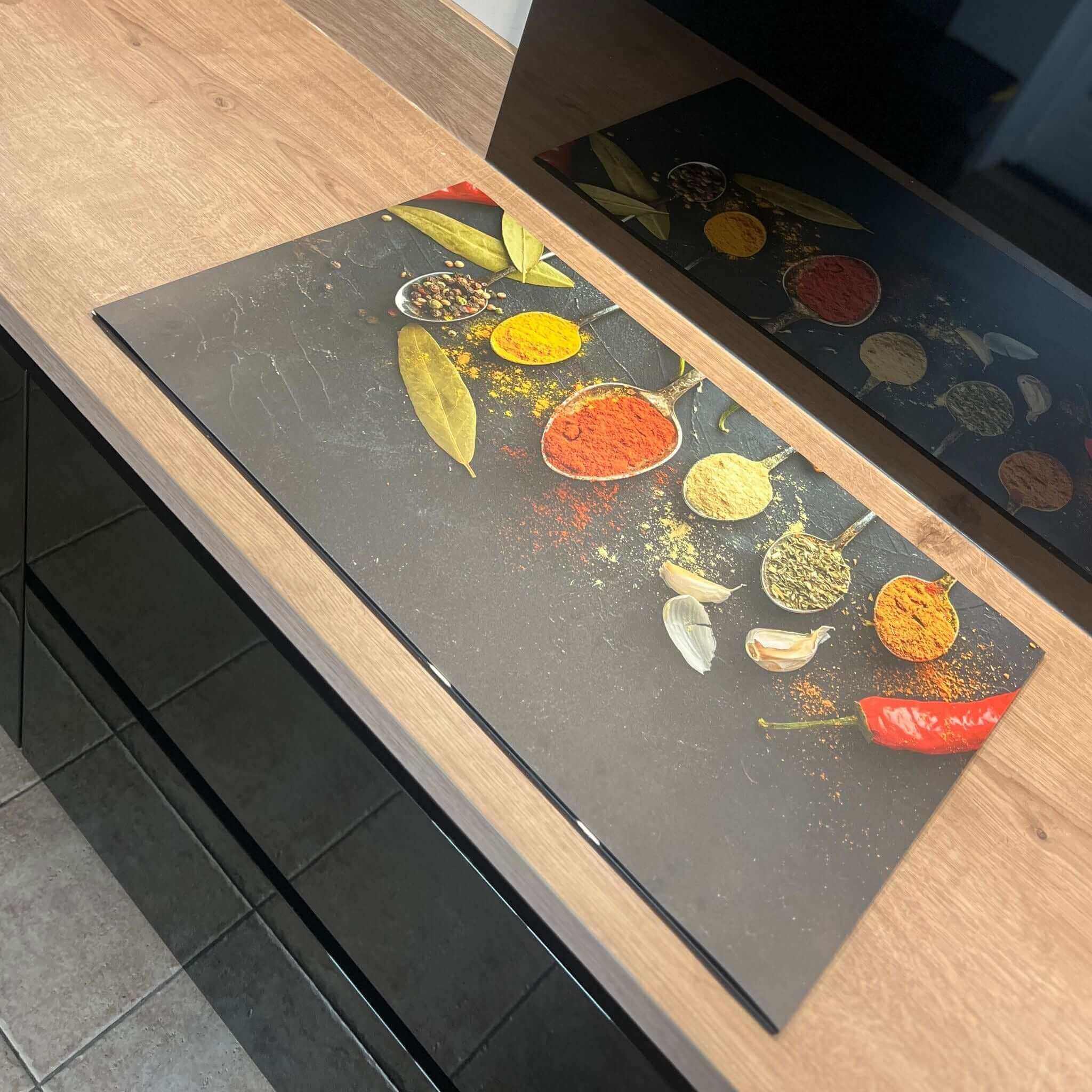 Waarom vinyl de beste keuze is voor een inductie beschermer met kleurrijke specerijen op een houten keukenblad.