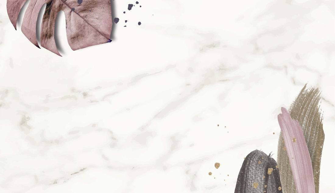 Induktionsschutz mit Marmor- und Blattmotiven in Puderrosa- und Goldtönen, ideal für Luxusküchen.