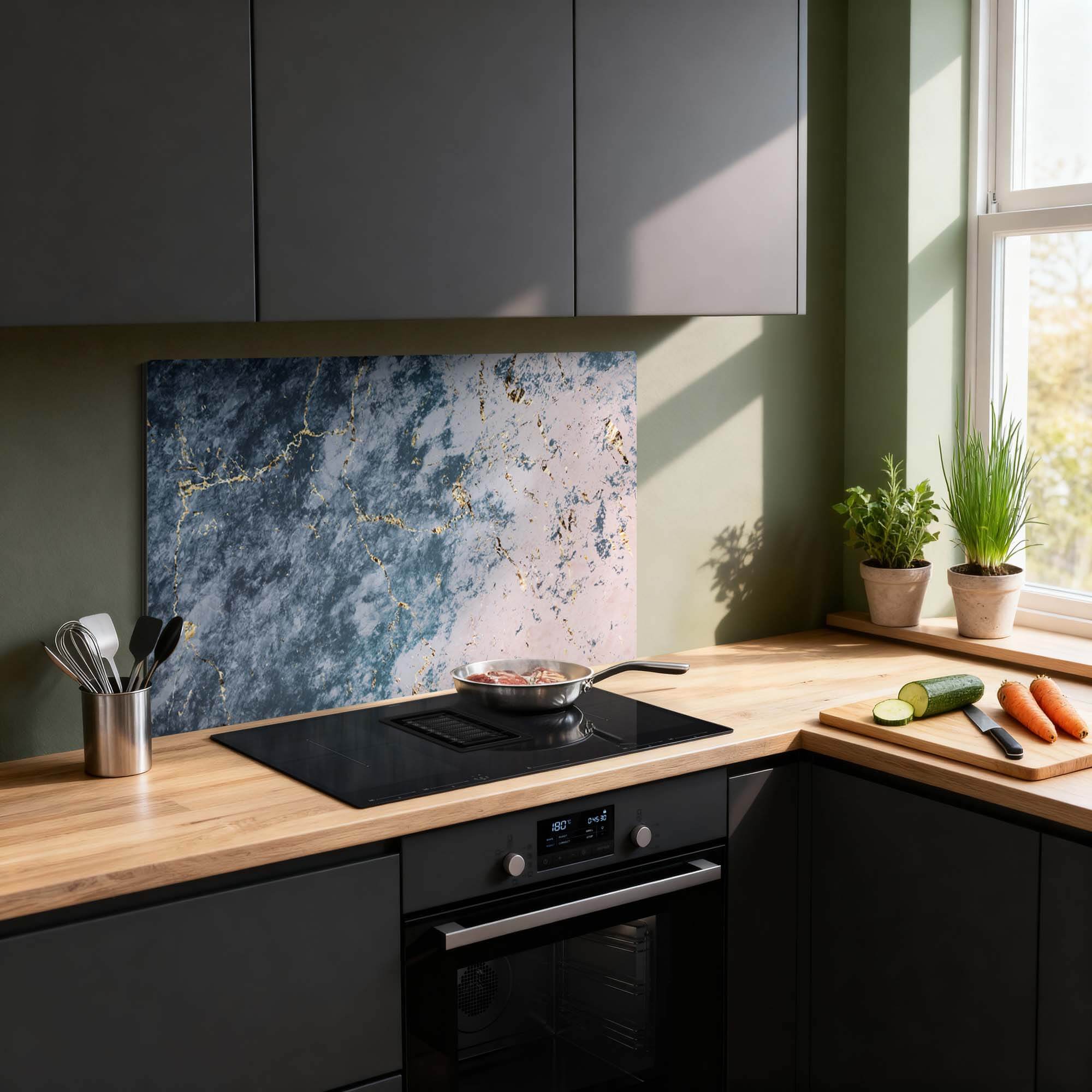 Luxe marmeren spatscherm in moderne donkere keuken