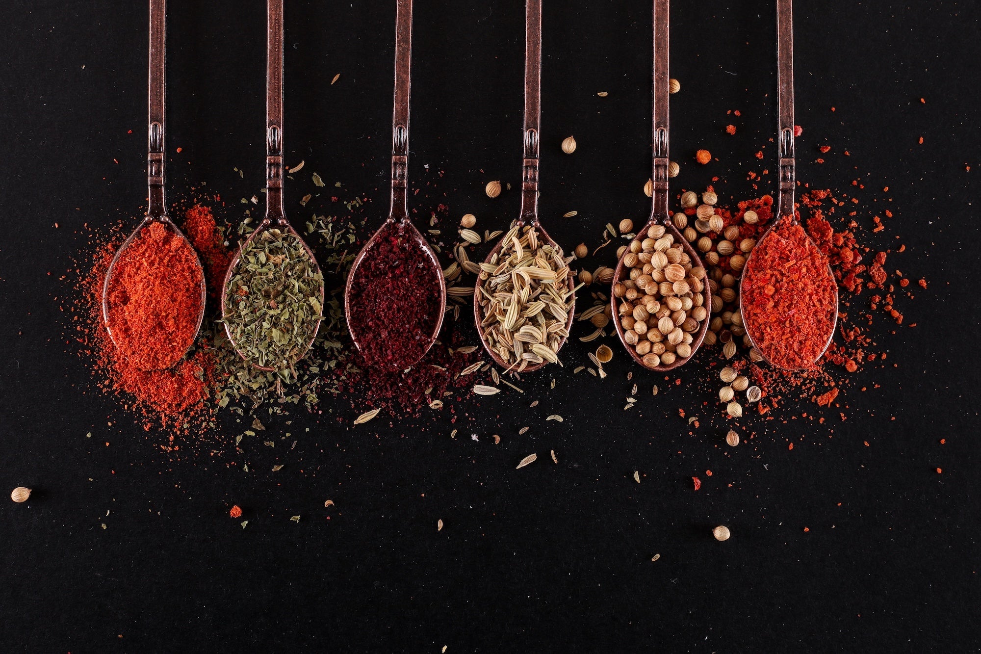 Herbal Market - Inductie Beschermer met kruidendesign op lepels, geïnspireerd op verse keukeningrediënten
