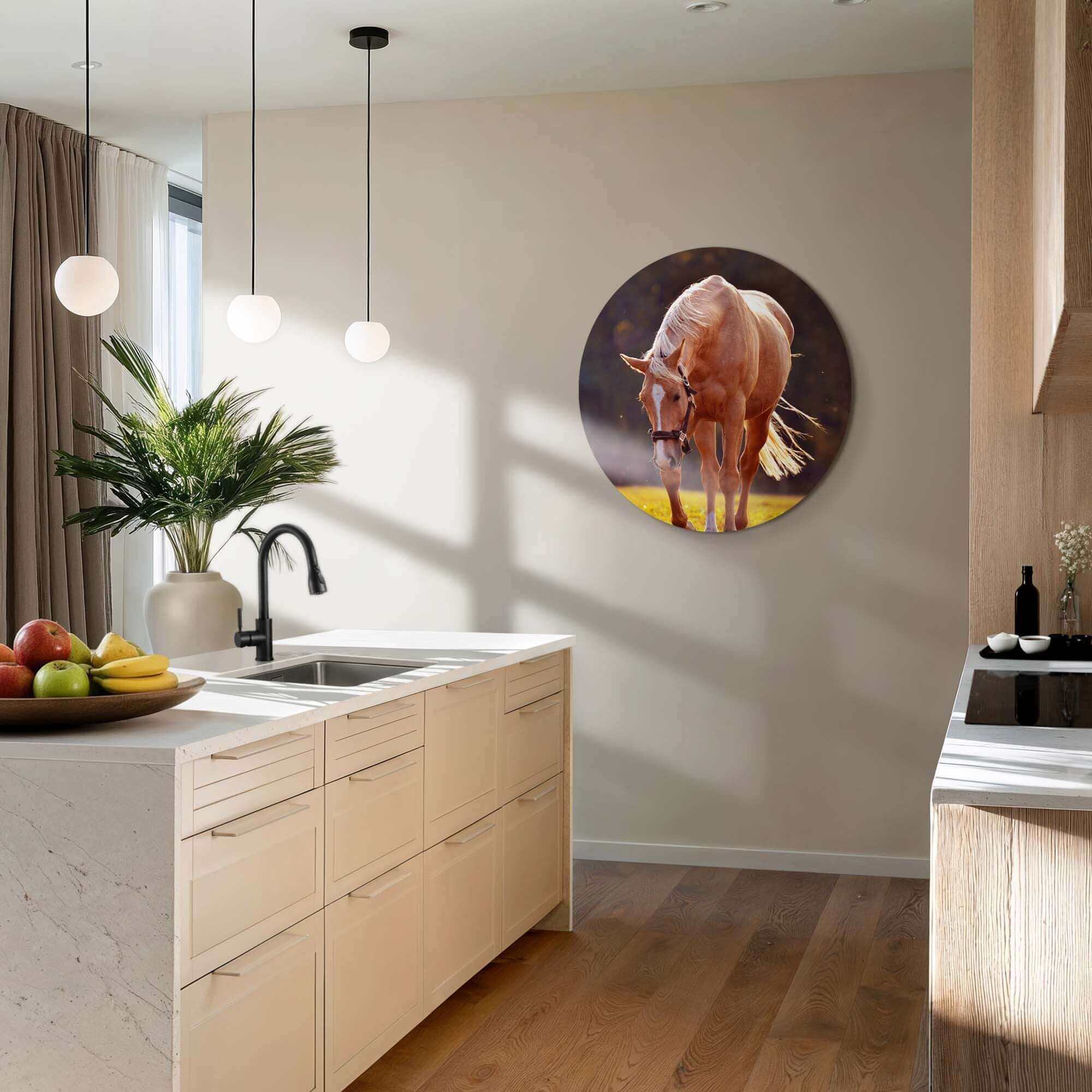 Paarden Muurcirkel in moderne keuken, elegant decor voor rust en karakter. Aluminium dibond wandcirkel met natuurgetrouw paardenbeeld.
