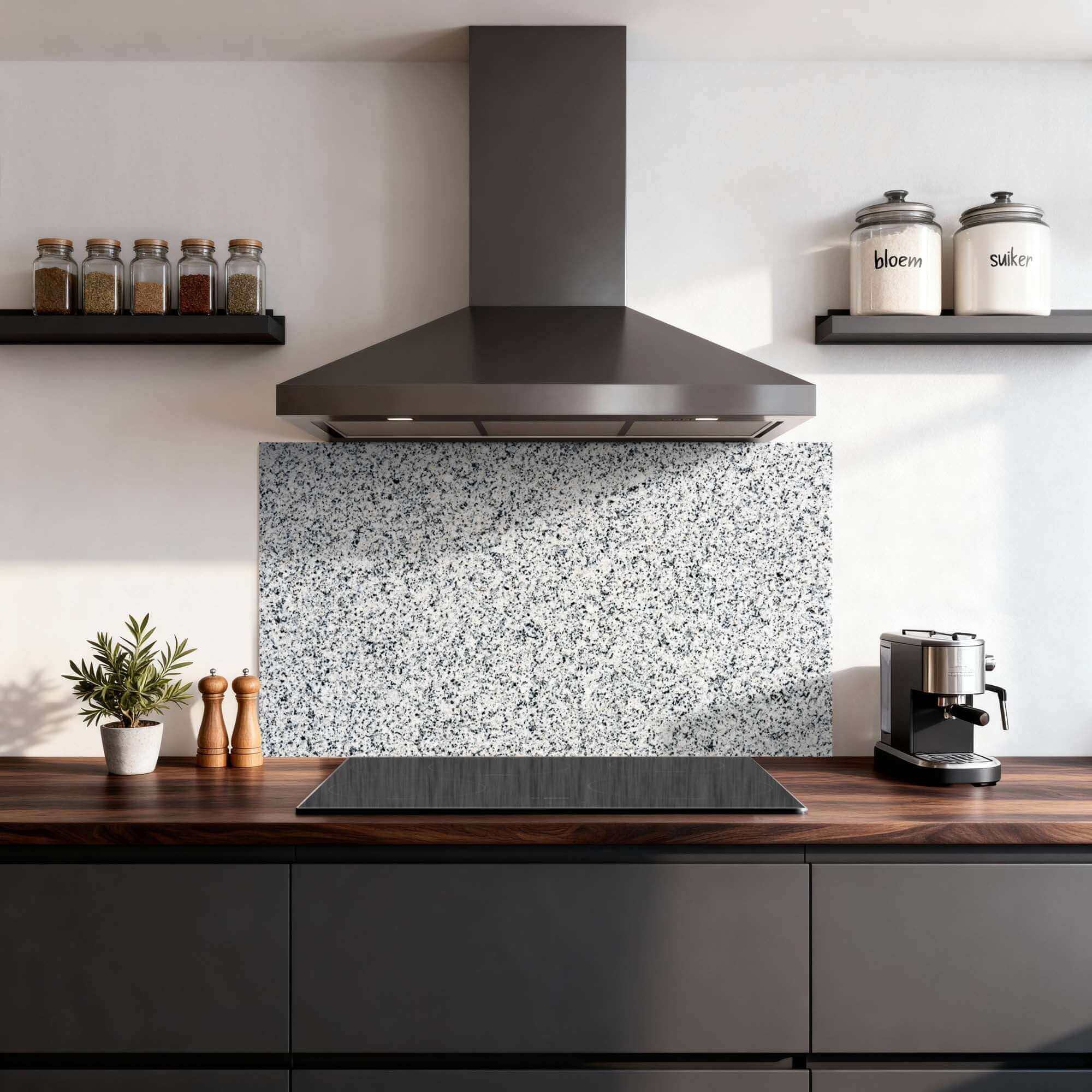 graniet spatscherm in luxe donkere keuken