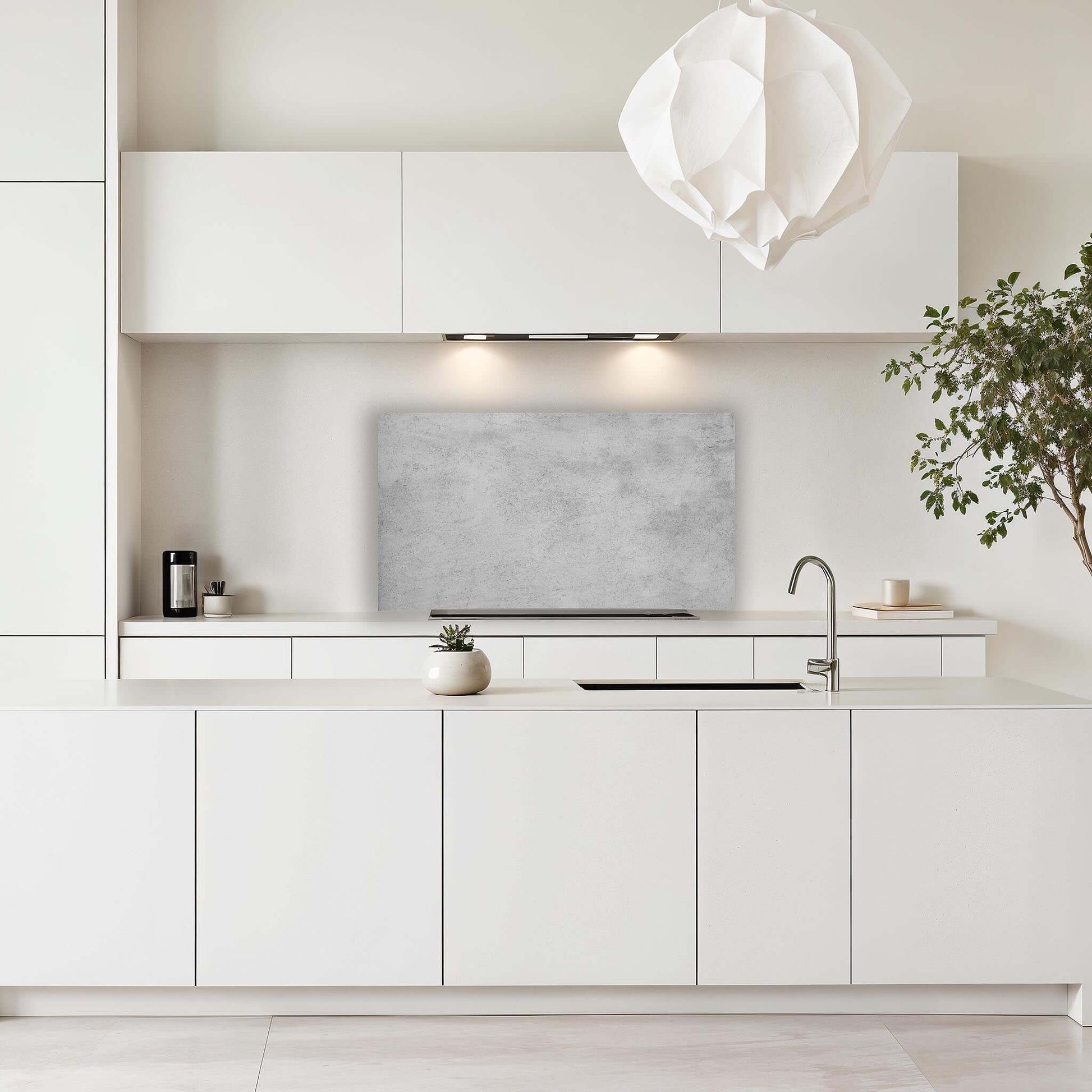 Moderne keuken met Urban Grey spatscherm van Aluminium Dibond voor een industriële uitstraling.