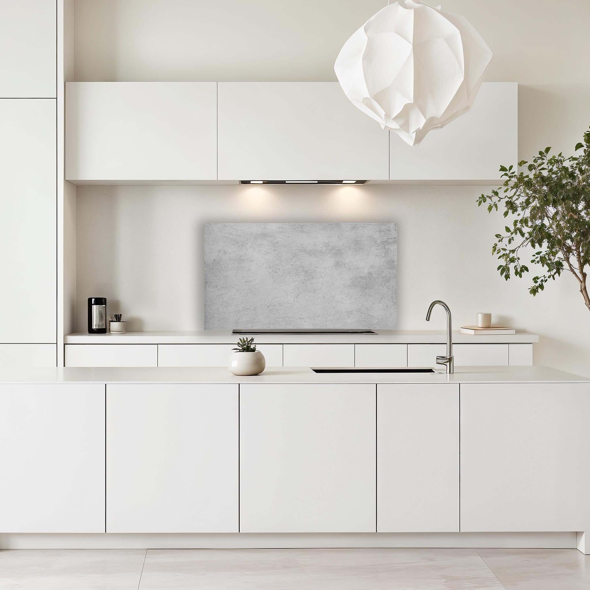 Moderne keuken met Urban Grey spatscherm van Aluminium Dibond voor een industriële uitstraling.