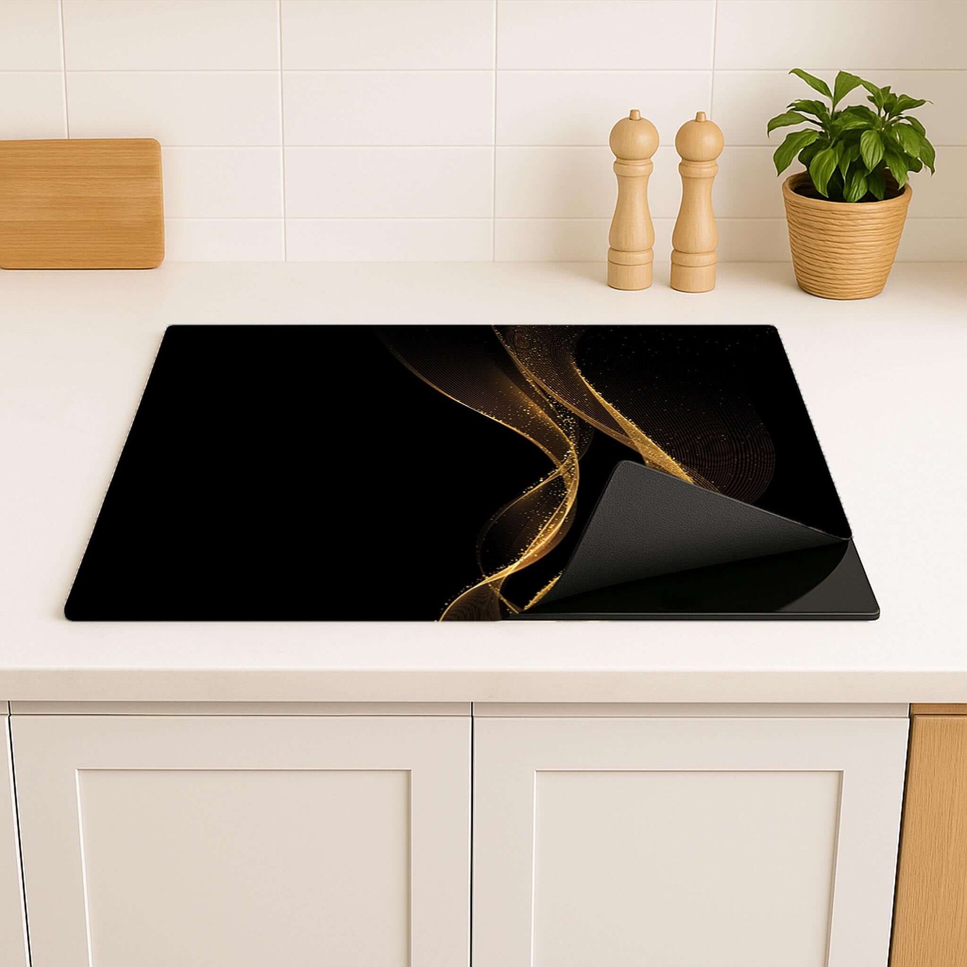 Golden Flow inductie beschermer – zwarte beschermer met gouden accenten in moderne keuken, antislip en oprolbaar