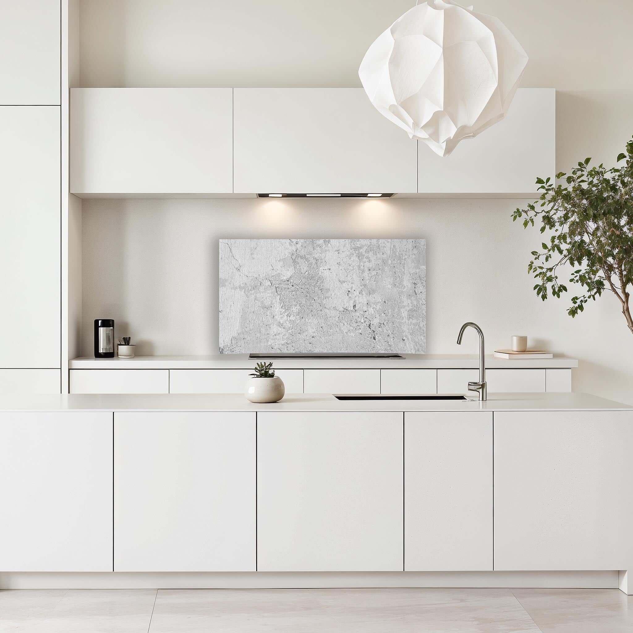 Moderne keuken met een wit spatscherm en industrieel design, ideaal voor een frisse uitstraling.