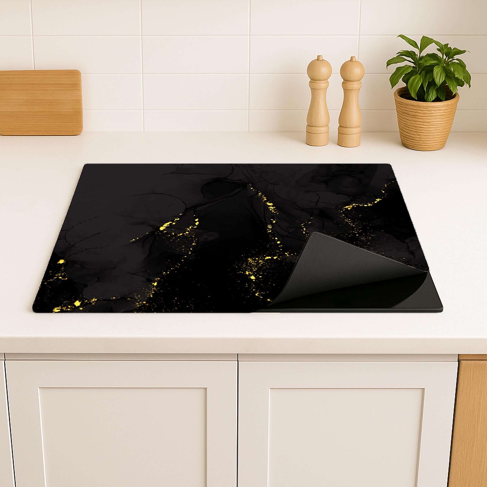 Black Marble Gold inductie beschermer – marmerlook met gouden details, antislip en oprolbaar op licht keukenblad