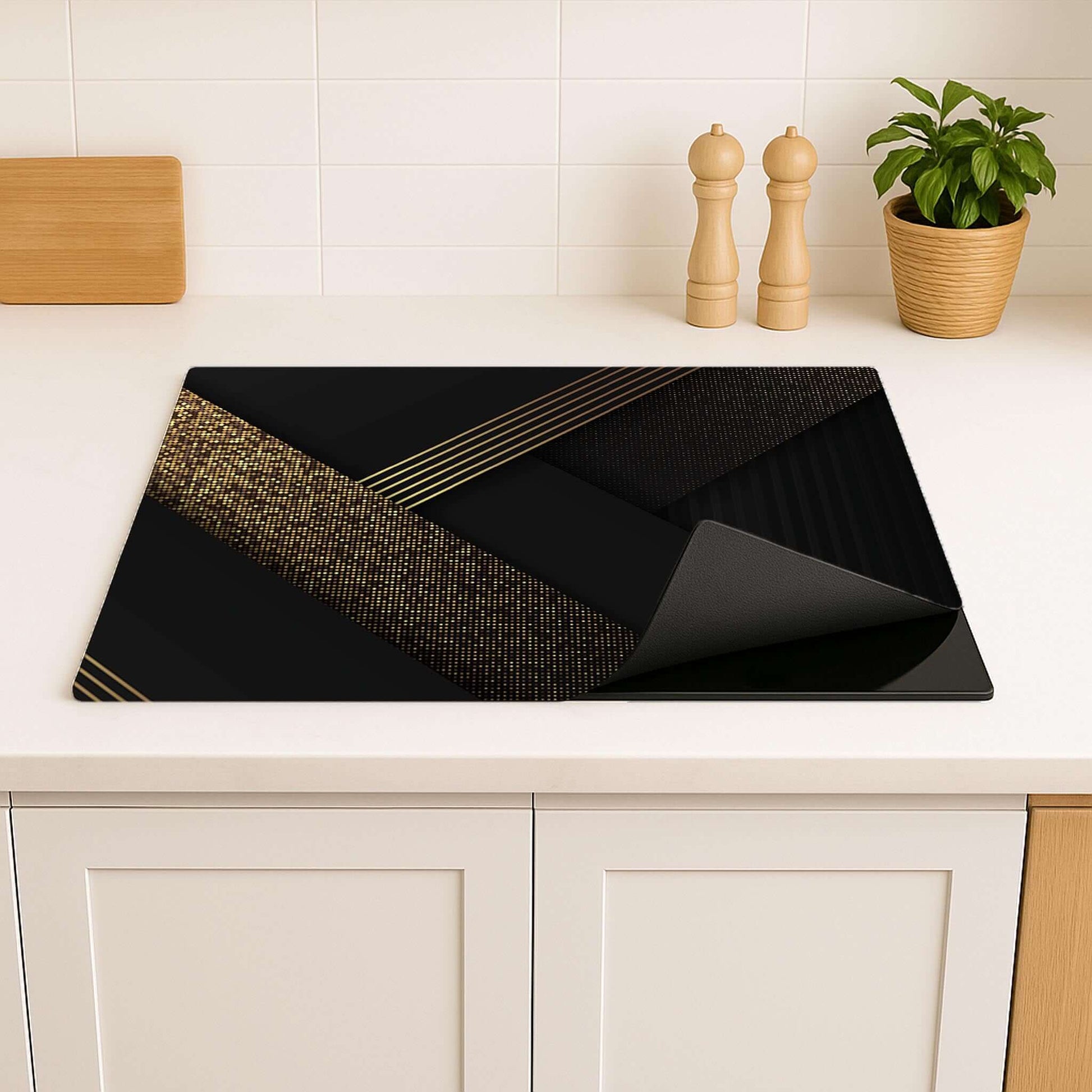 Golden Geometry inductie beschermer – geometrisch patroon met goudaccenten, antislip en oprolbaar op keukenblad
