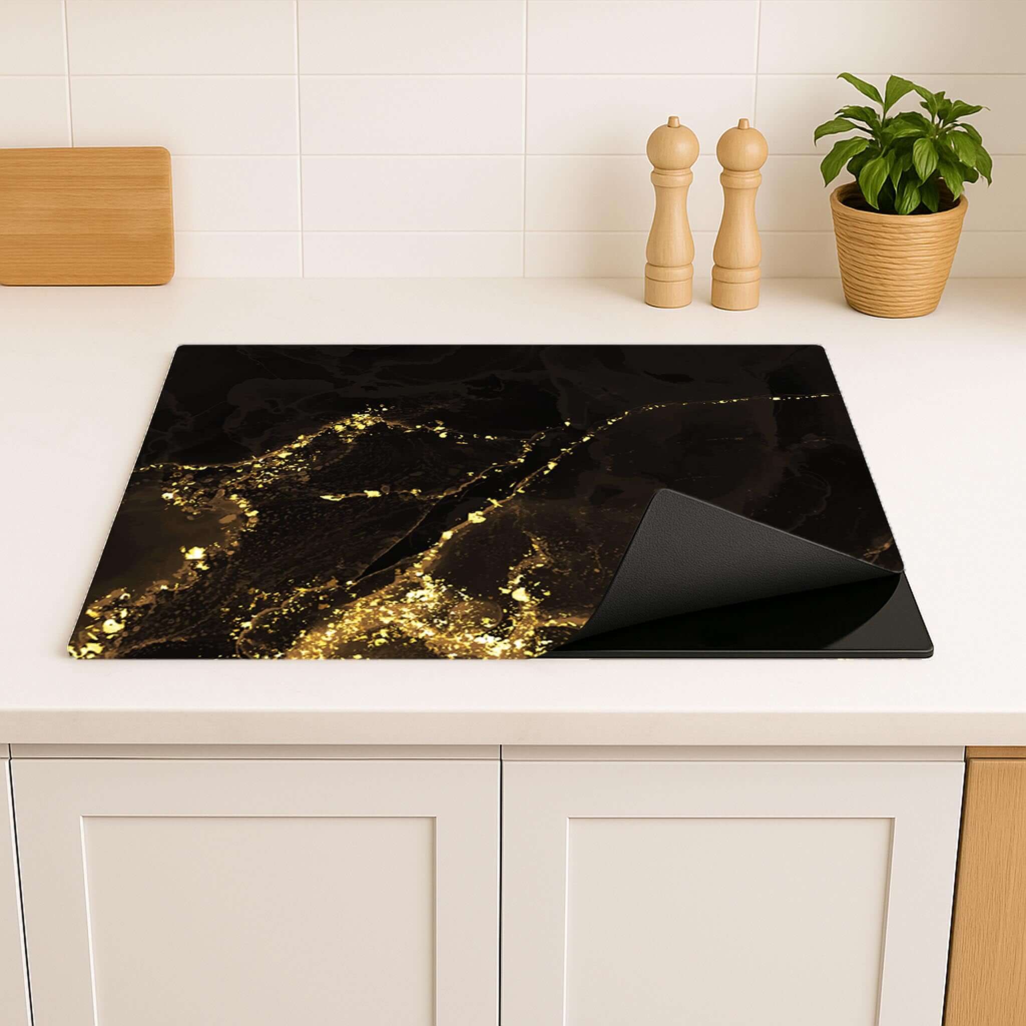 Gilded Marble inductie beschermer – zwart met goud marmerpatroon, antislip en oprolbaar op keukenblad