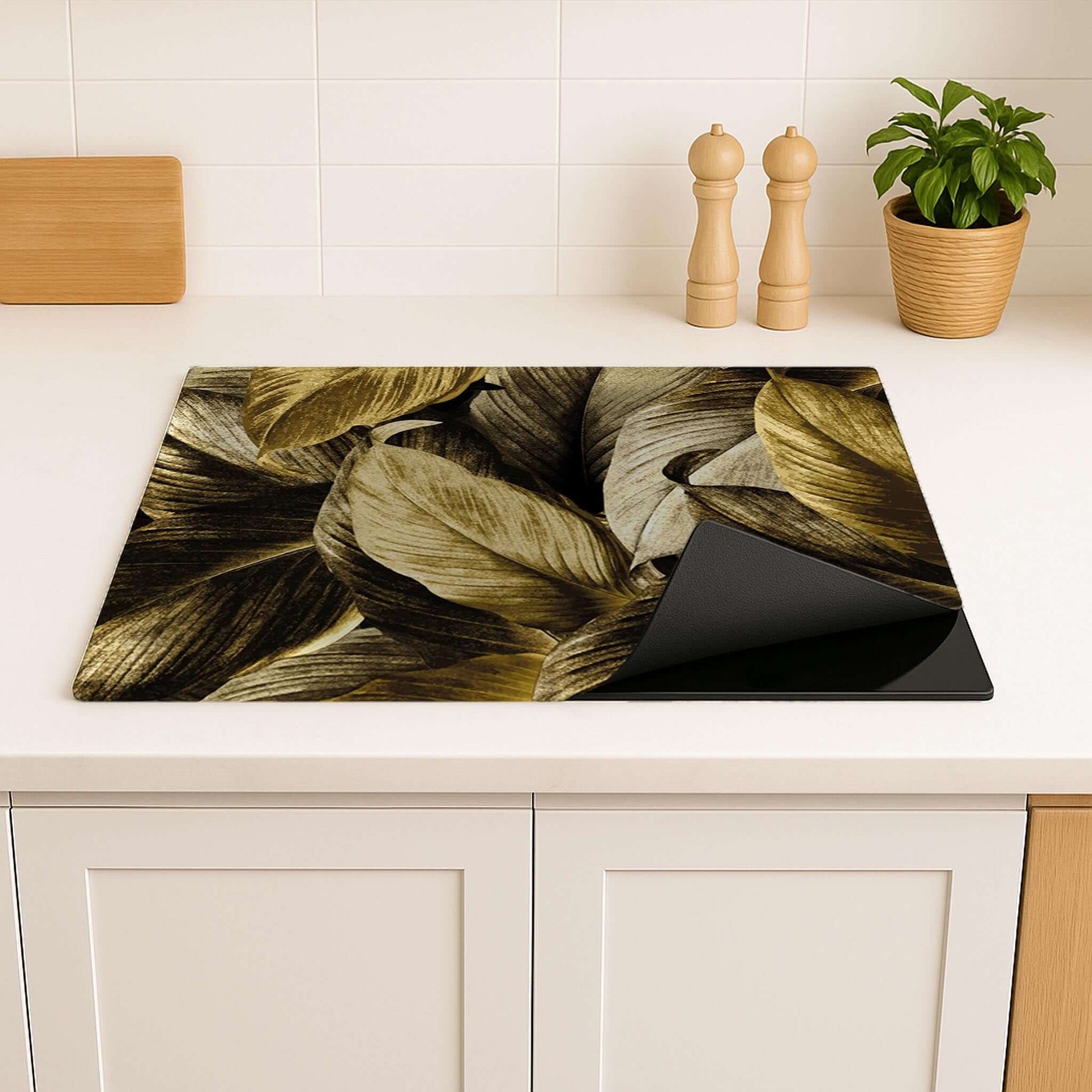 Golden Leaves inductie beschermer – goudkleurige bladeren, antislip en oprolbaar op licht keukenblad"