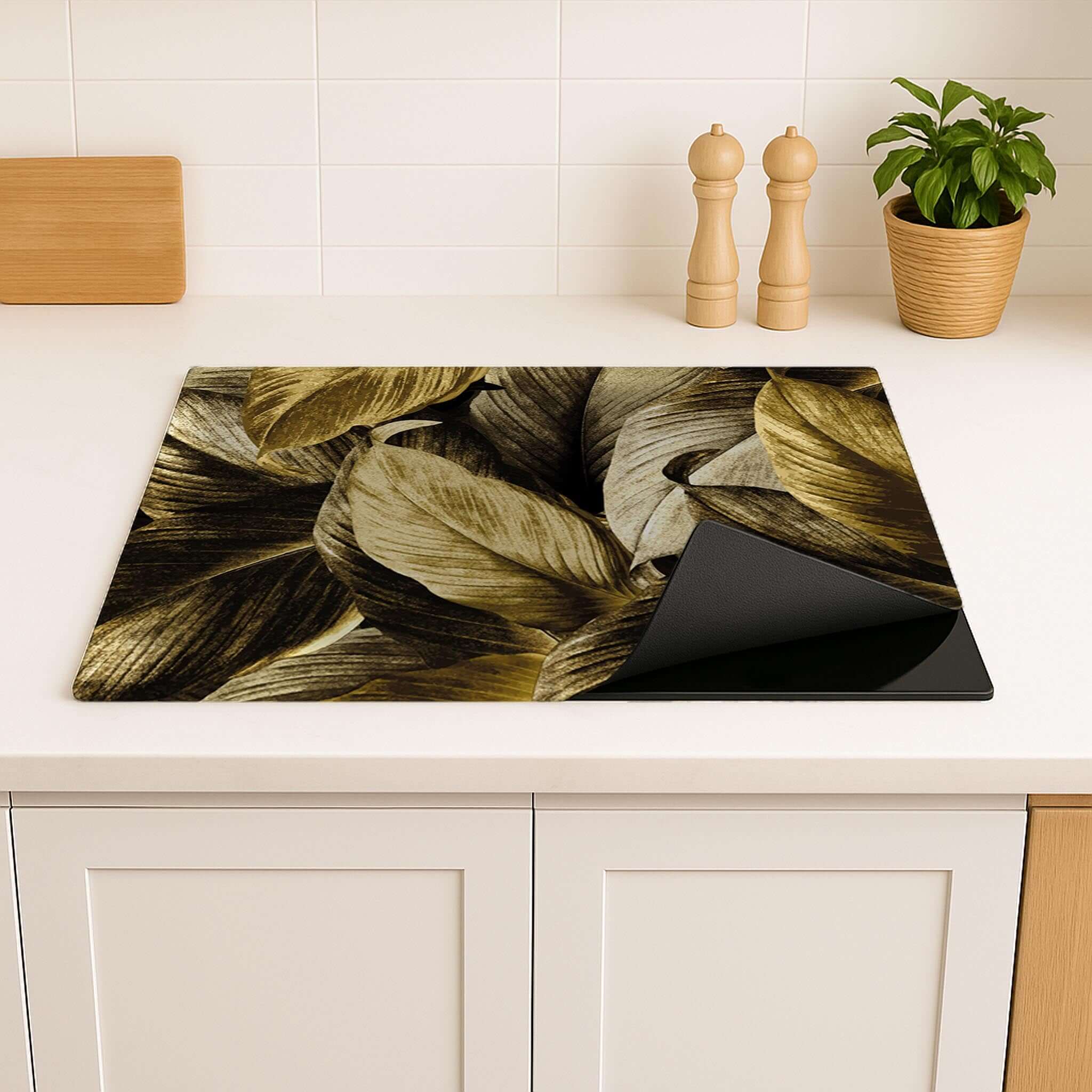 Golden Leaves inductie beschermer – goudkleurige bladeren, antislip en oprolbaar op licht keukenblad"
