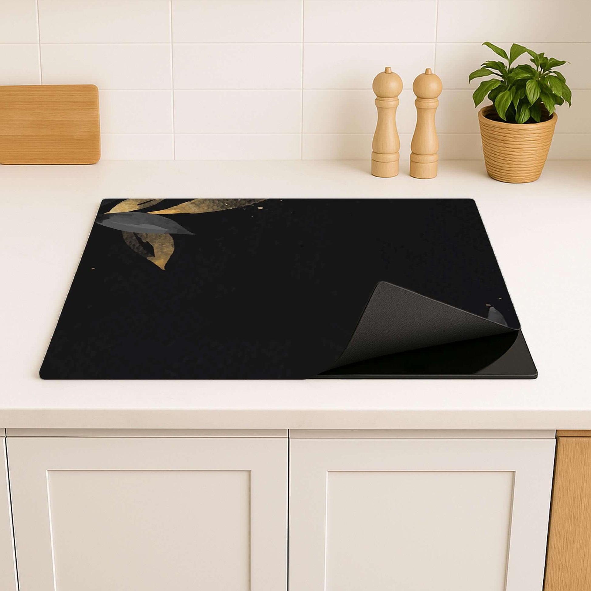 Black Olive inductie beschermer – zwart met gouden olijfbladeren, antislip en oprolbaar op keukenblad