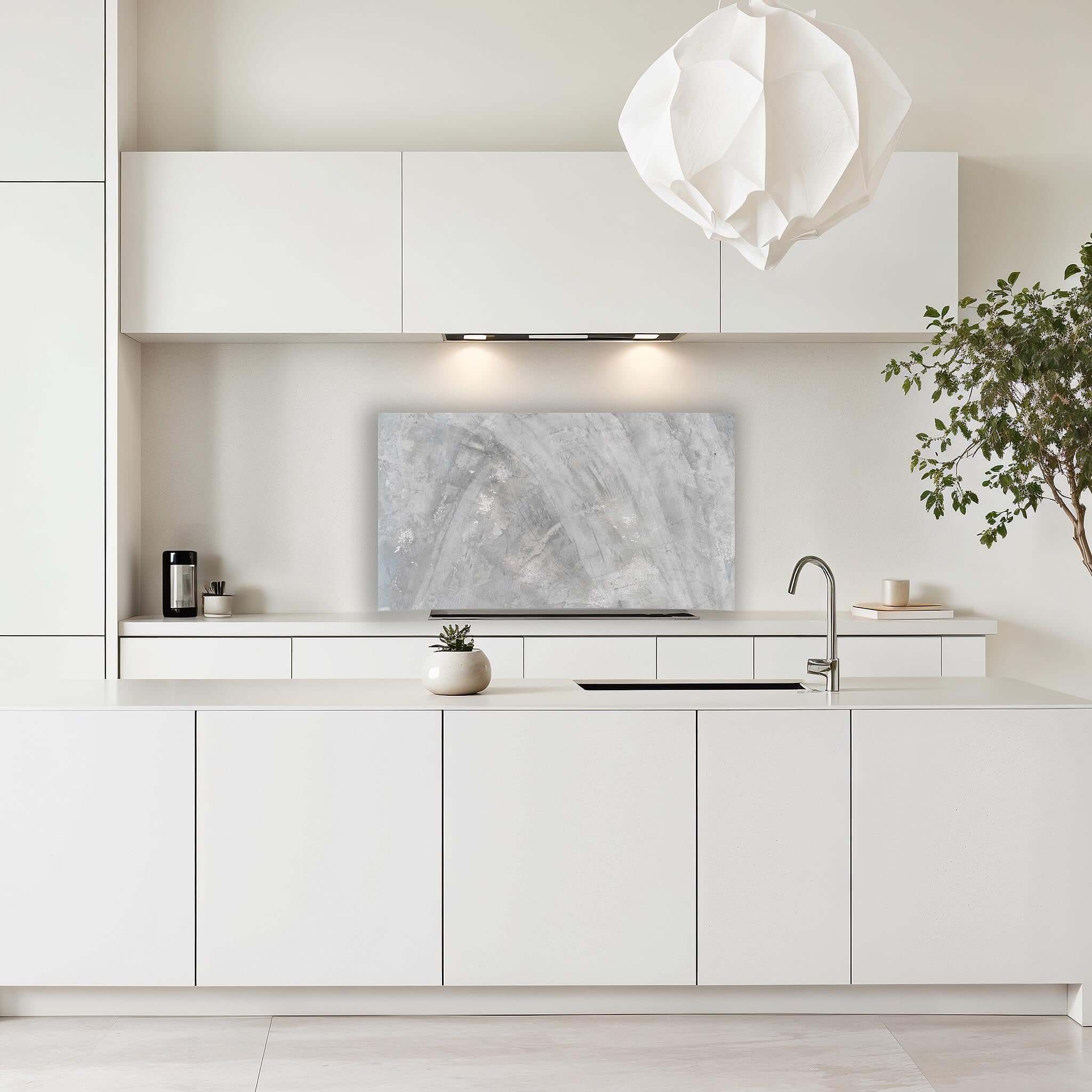 Spatscherm van Concrete Flow in moderne keuken met dynamische betonlook en zachte kleurnuances.