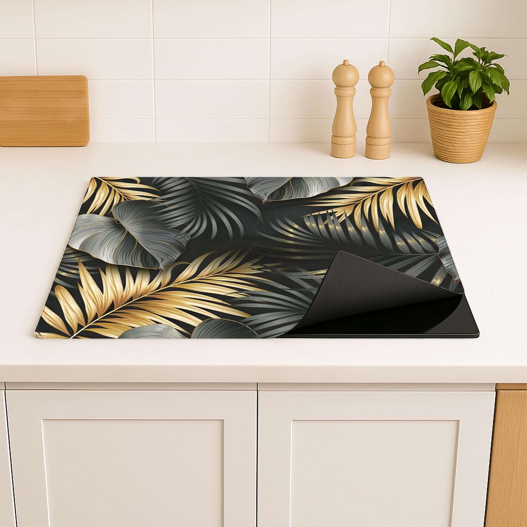 Golden Palms inductie beschermer – botanische print met palmblaadjes op modern keukenblad