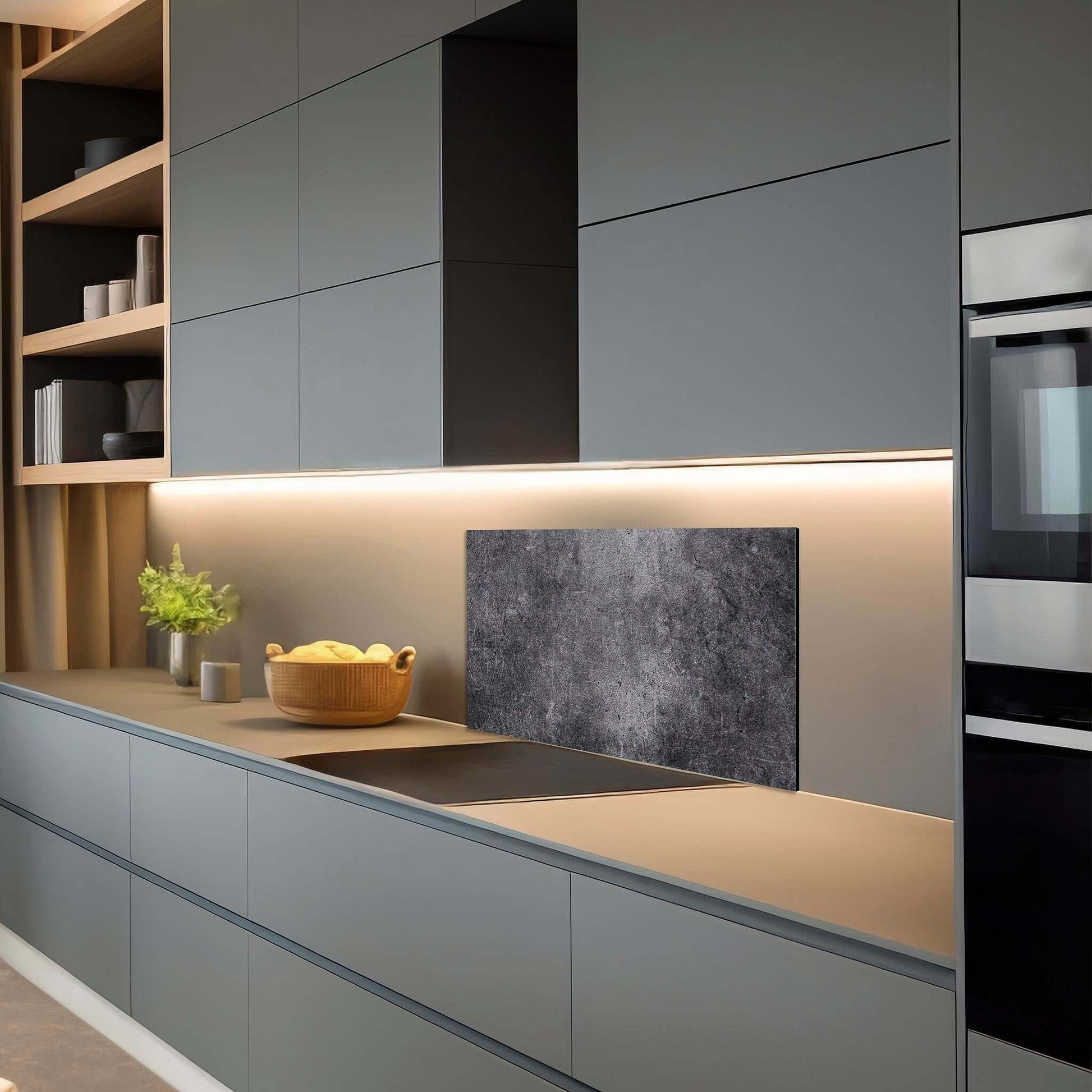 Stijlvolle keuken met een Midnight Concrete spatscherm, maakt schoonmaken eenvoudig en duurzaam.