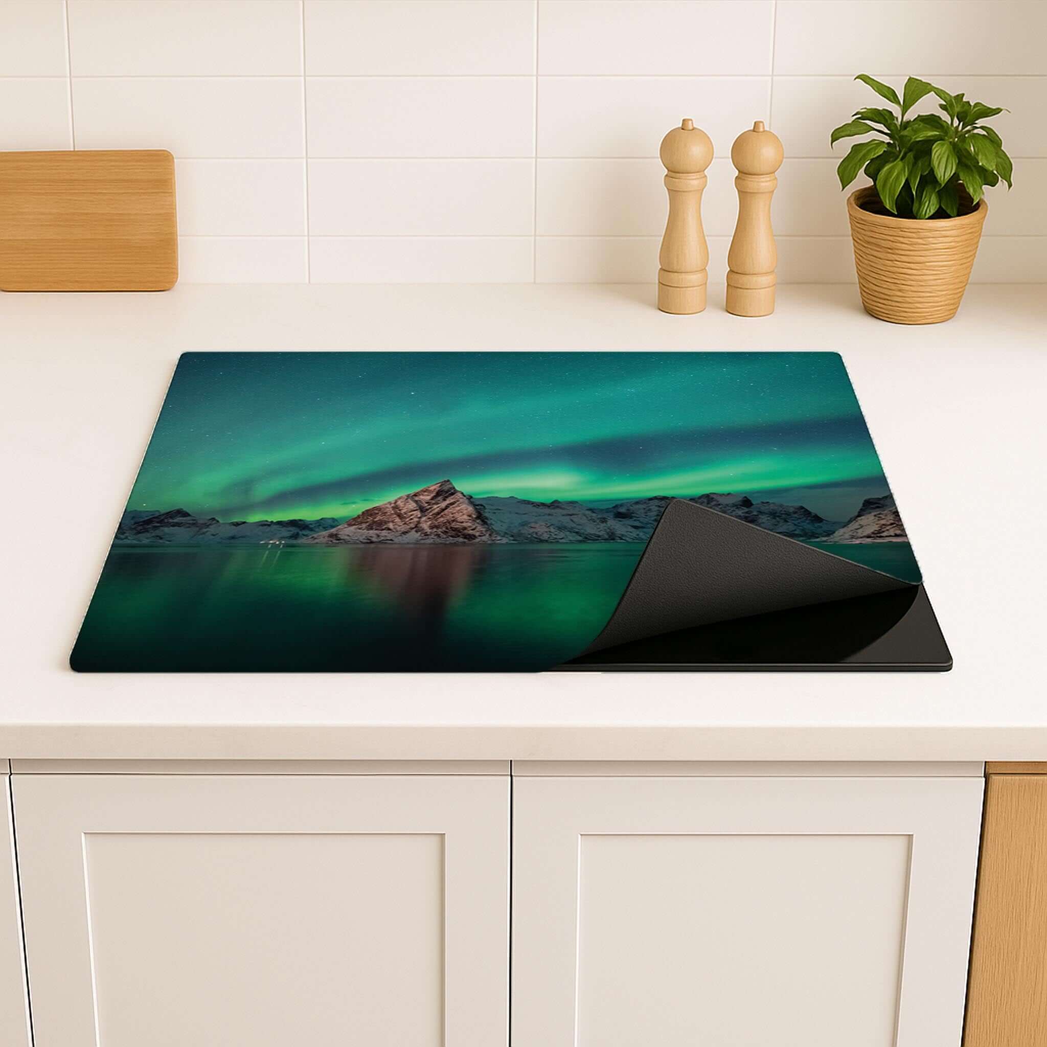 Arctic Aurora inductie beschermer geplaatst in een moderne keuken