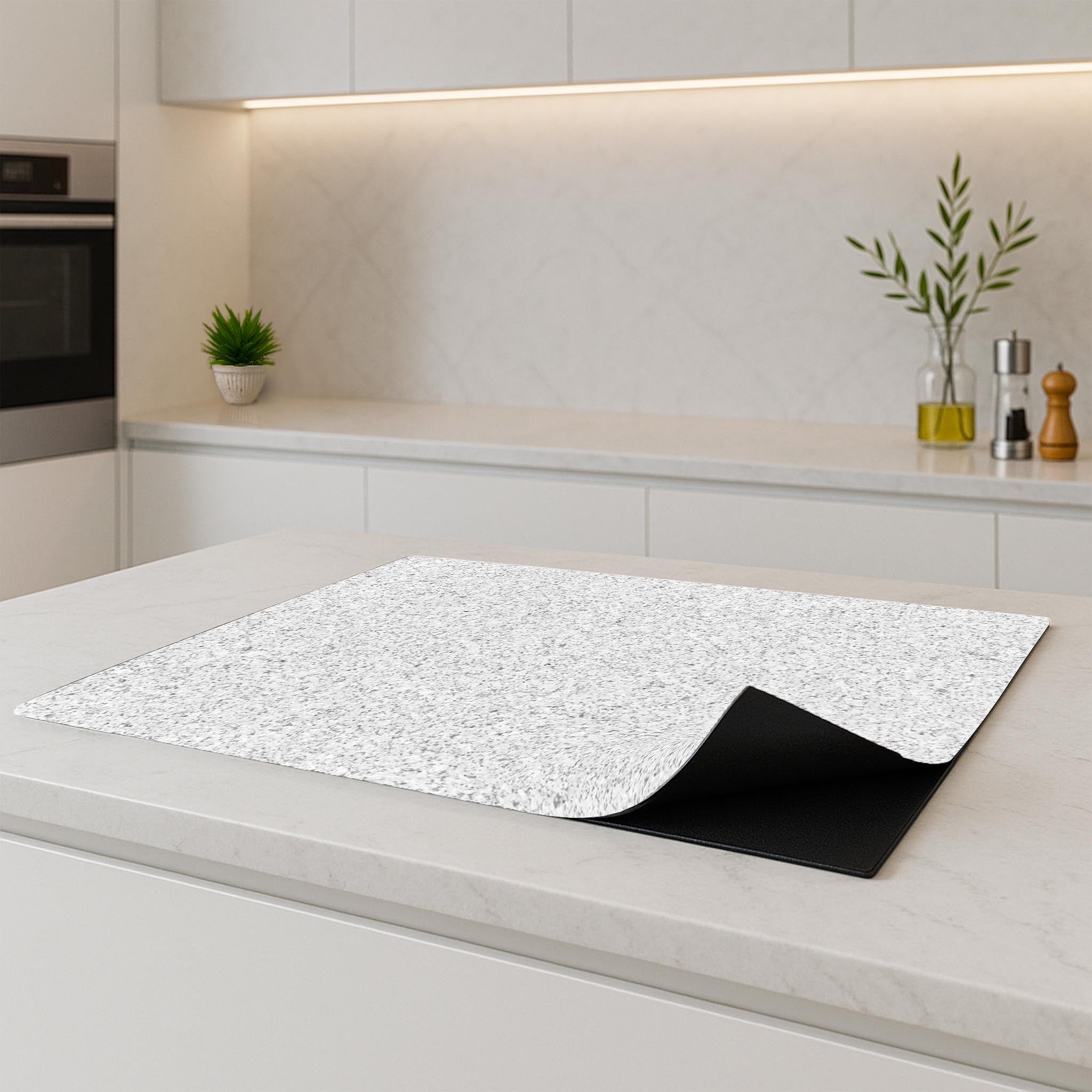 Arctic Granite inductie beschermer op wit keukenblad met stijlvolle uitstraling
