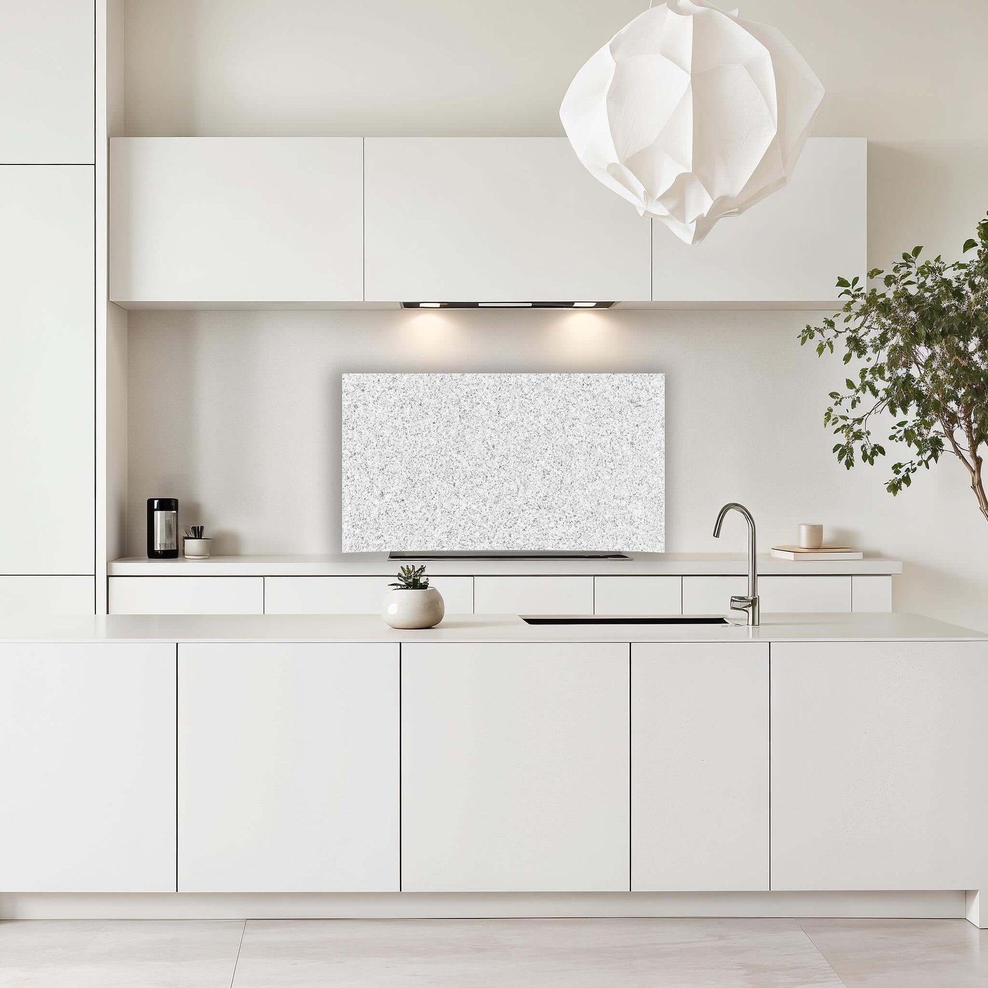 Witte keuken met Arctic Granite spatscherm van Aluminium Dibond in lichte granietlook