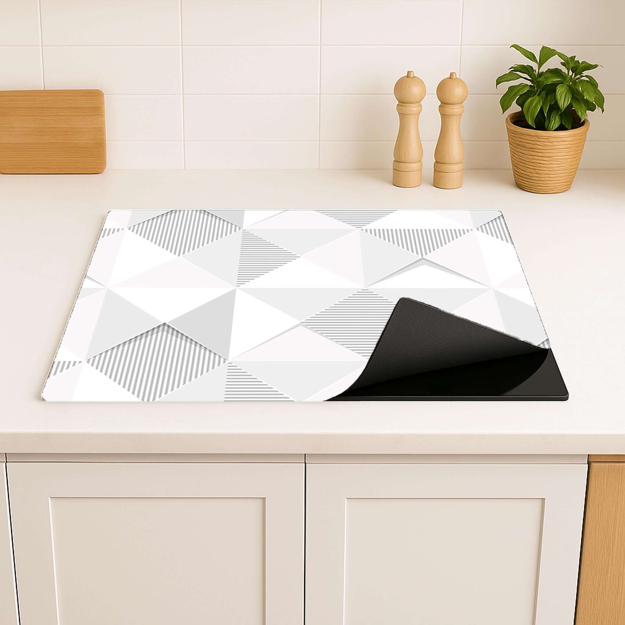 Detailweergave van de Arctic Prism inductie beschermer in een lichte keuken