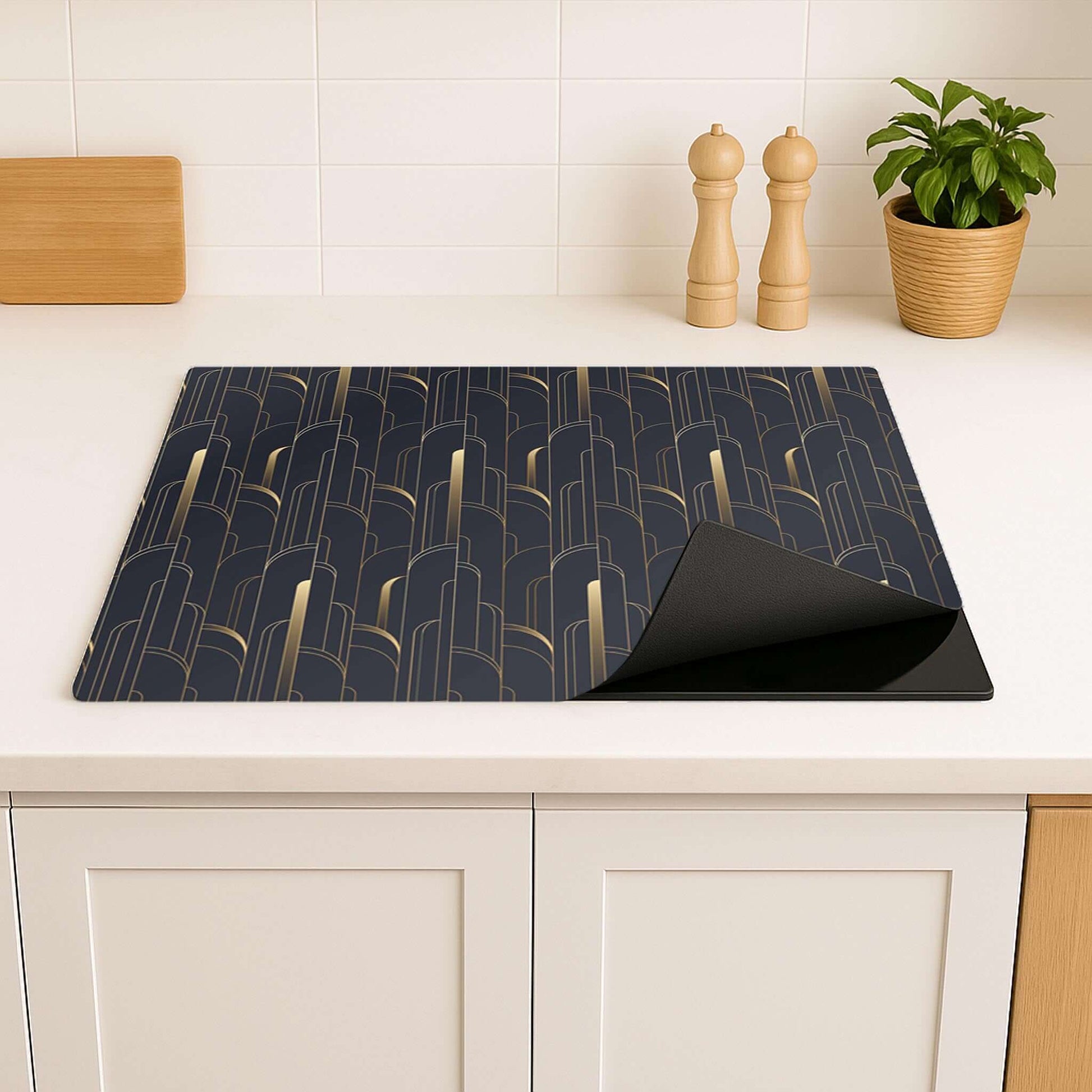 Detail van de Art Deco Lines inductie beschermer op wit keukenblad