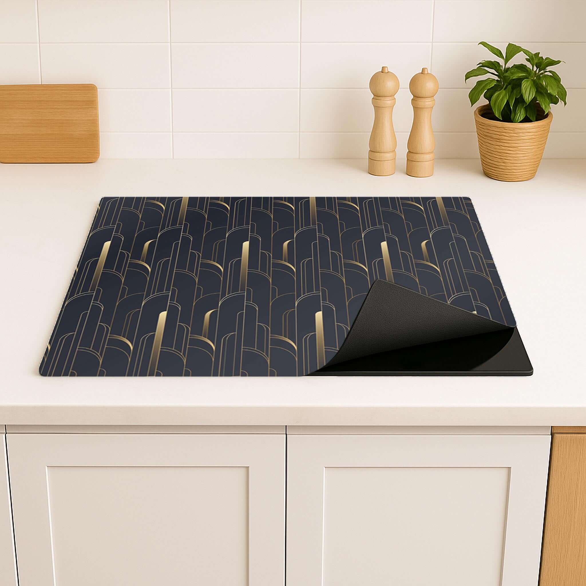 Detail van de Art Deco Lines inductie beschermer op wit keukenblad