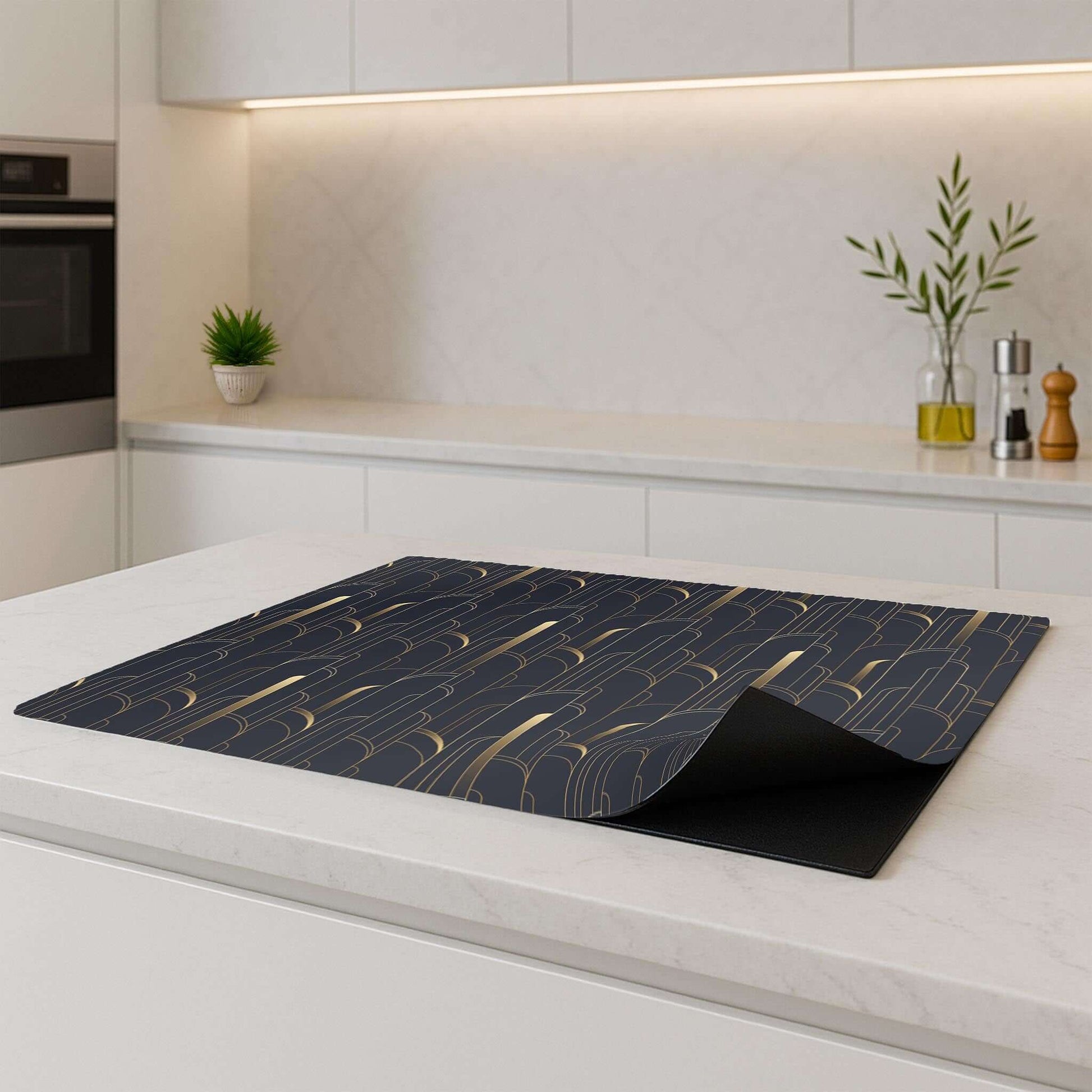 Moderne inductie beschermer met goud geometrisch design in keuken – zijkant