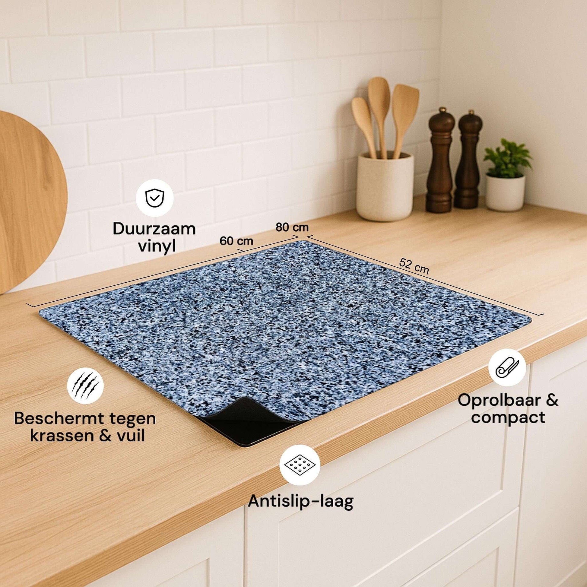Baltic Granite inductiebeschermer met afmetingen en productkenmerken weergegeven in moderne keuken
